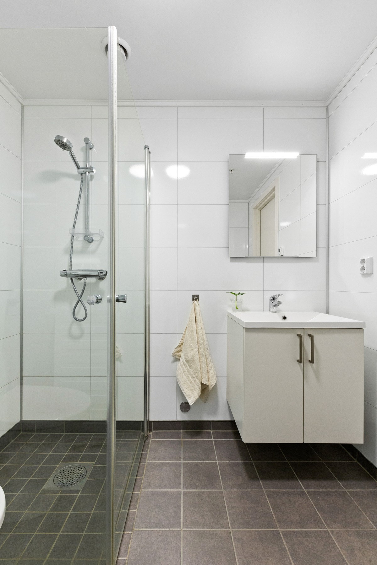 Innredningen består av servantskap med speil, dusjhjørne, gulvstående toalett samt opplegg for vaskemaskin. Galleribilde