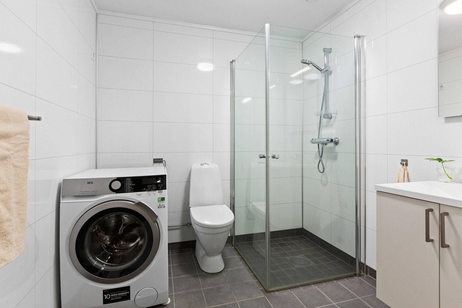 Badet har flislagt gulv med vannbåren varme, baderomsplater på vegg og malt himling. Galleribilde