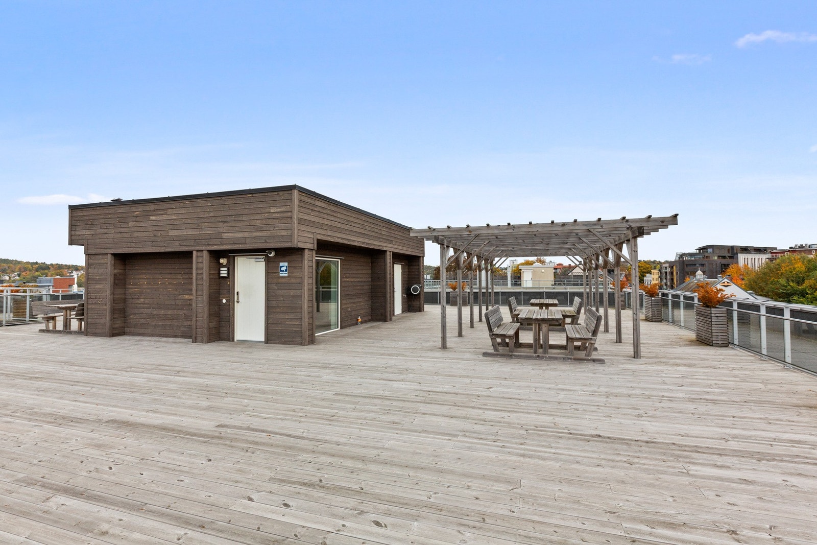 På toppen av bygget finner du sameiets flotte takterrasse med sjøutsikt og sol fra morgen til kveld. Her ligger også et lyst og innbydende forsamlingslokale med kjøkken, spiseplass og toalett, ideelt for hyggelige lag og små feiringer med inntil 20 gjeste Galleribilde