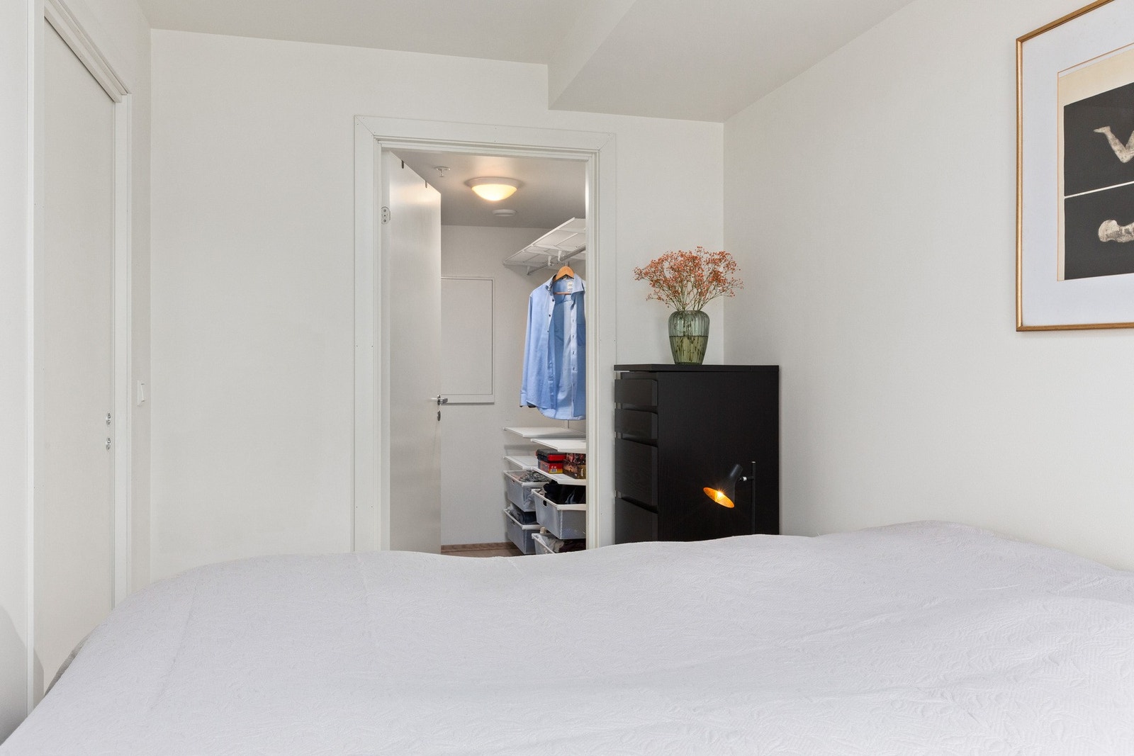 Leiligheten har, i tillegg til innvendig bod, også en ekstern bod. Galleribilde