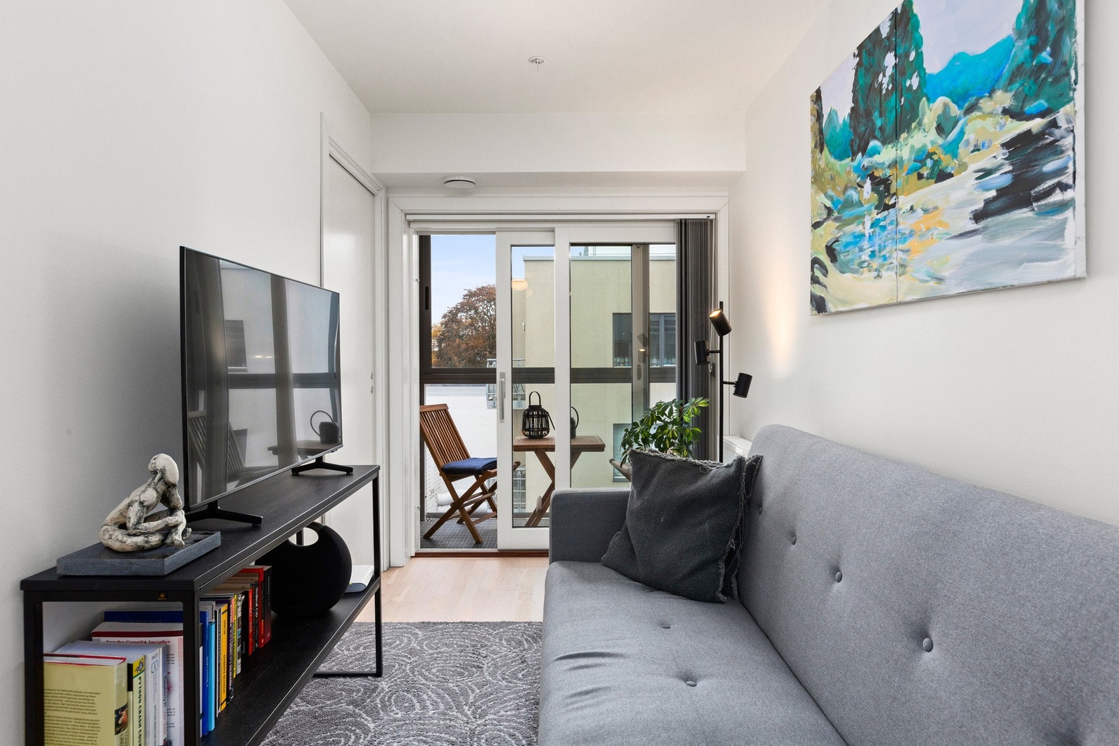 Fra stuen har du utgang til en innglasset balkong - et lunt og hyggelig uterom som kan brukes store deler av året. Galleribilde