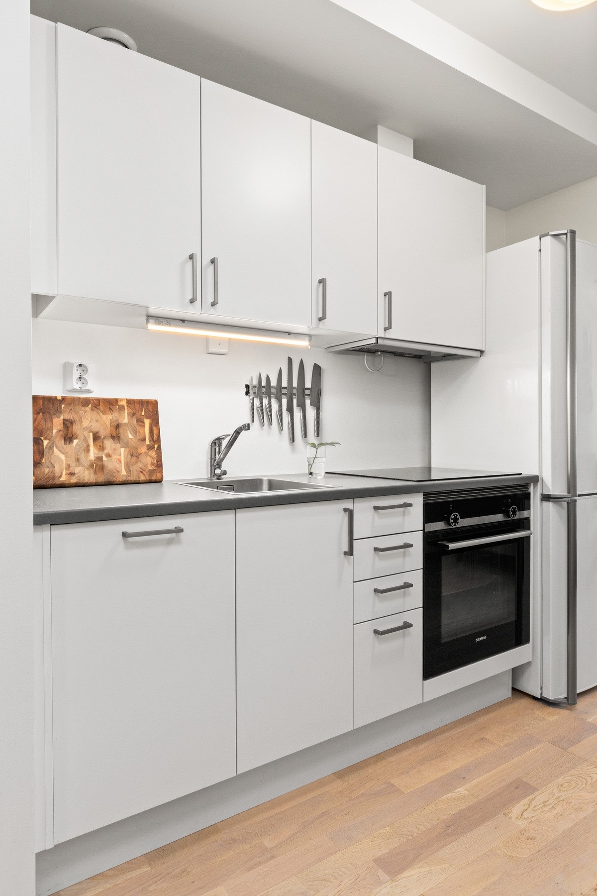 Både de integrerte hvitevarene samt frittstående kjøleskap medfølger. Galleribilde