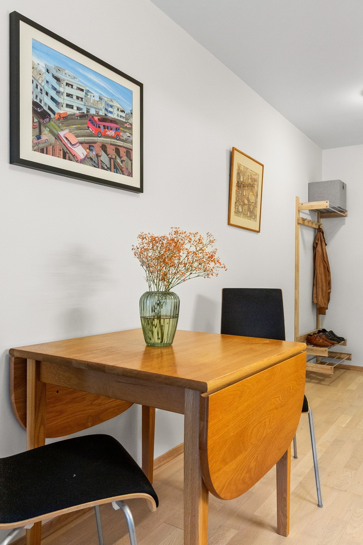 Togstasjonen ligger kun ca. 4 minutters gange unna, noe som gjør pendlerhverdagen enkel. Galleribilde