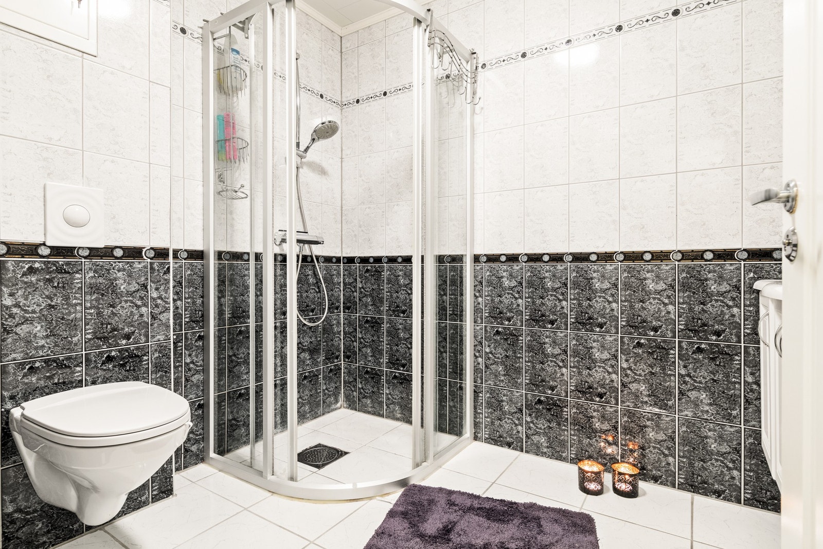 Bad i 2. etasje. Inneholder vegghengt wc, dusjkabinett, servant og speil. Galleribilde