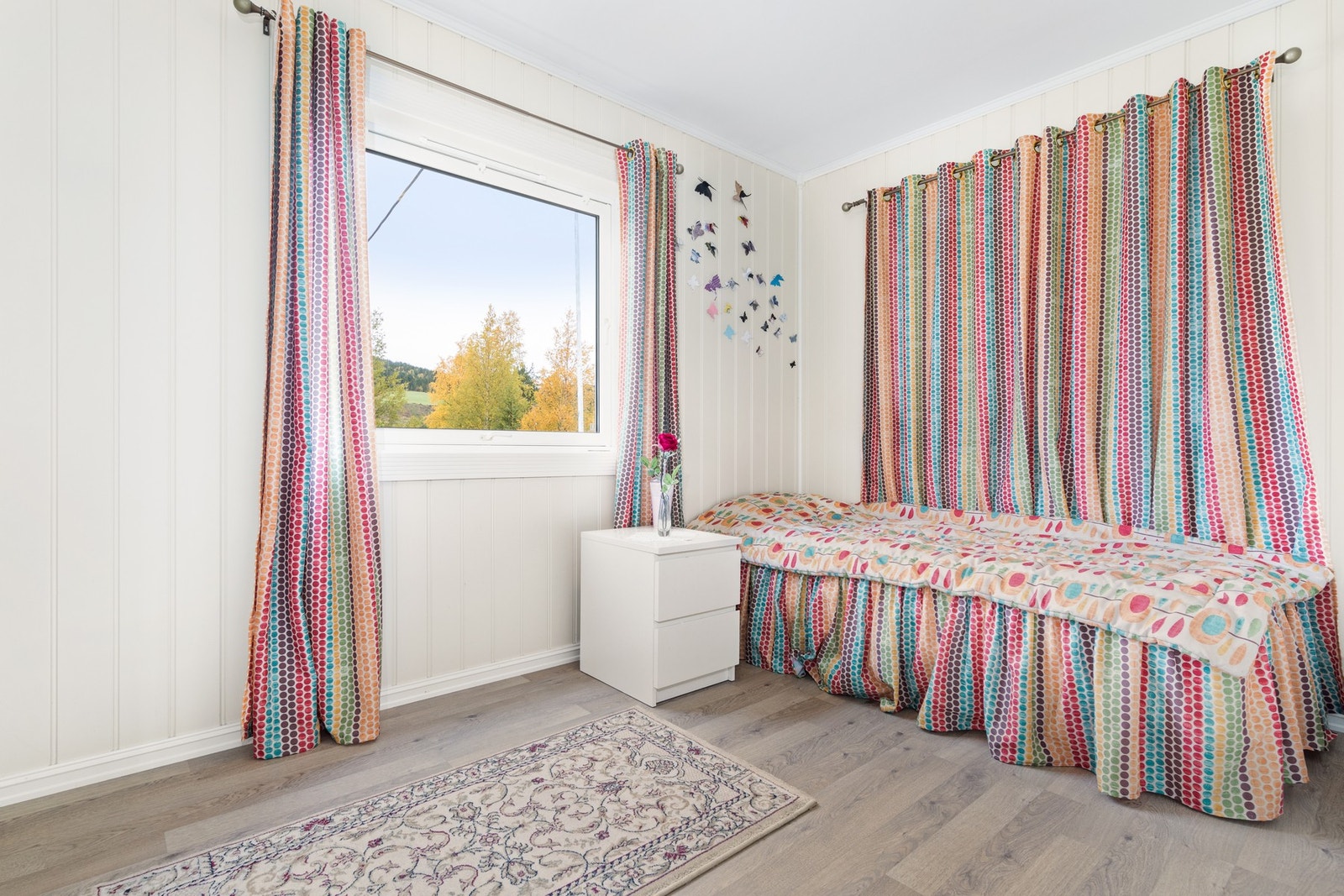 Oppe i 2. etasjen har man blant annet 4 soverom. Dette soverommet er på 8.5 kvm. Galleribilde