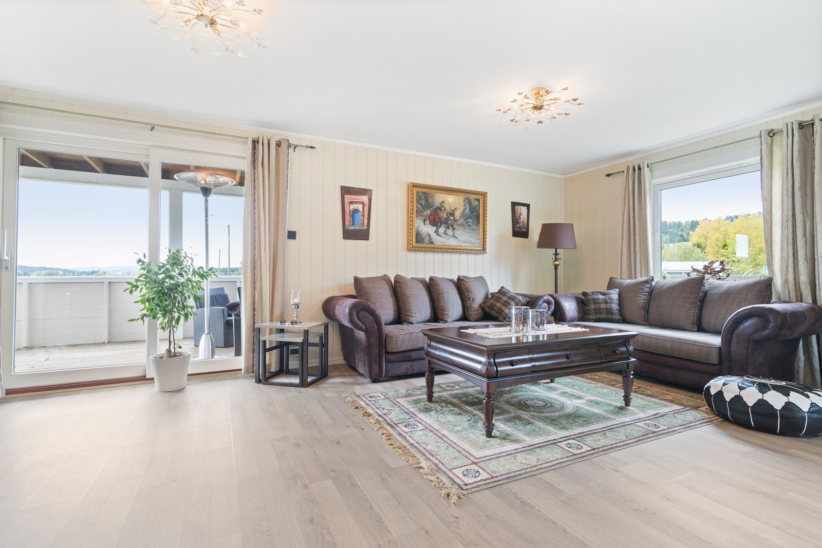 Store vindusflater og adkomst ut til veranda. Galleribilde