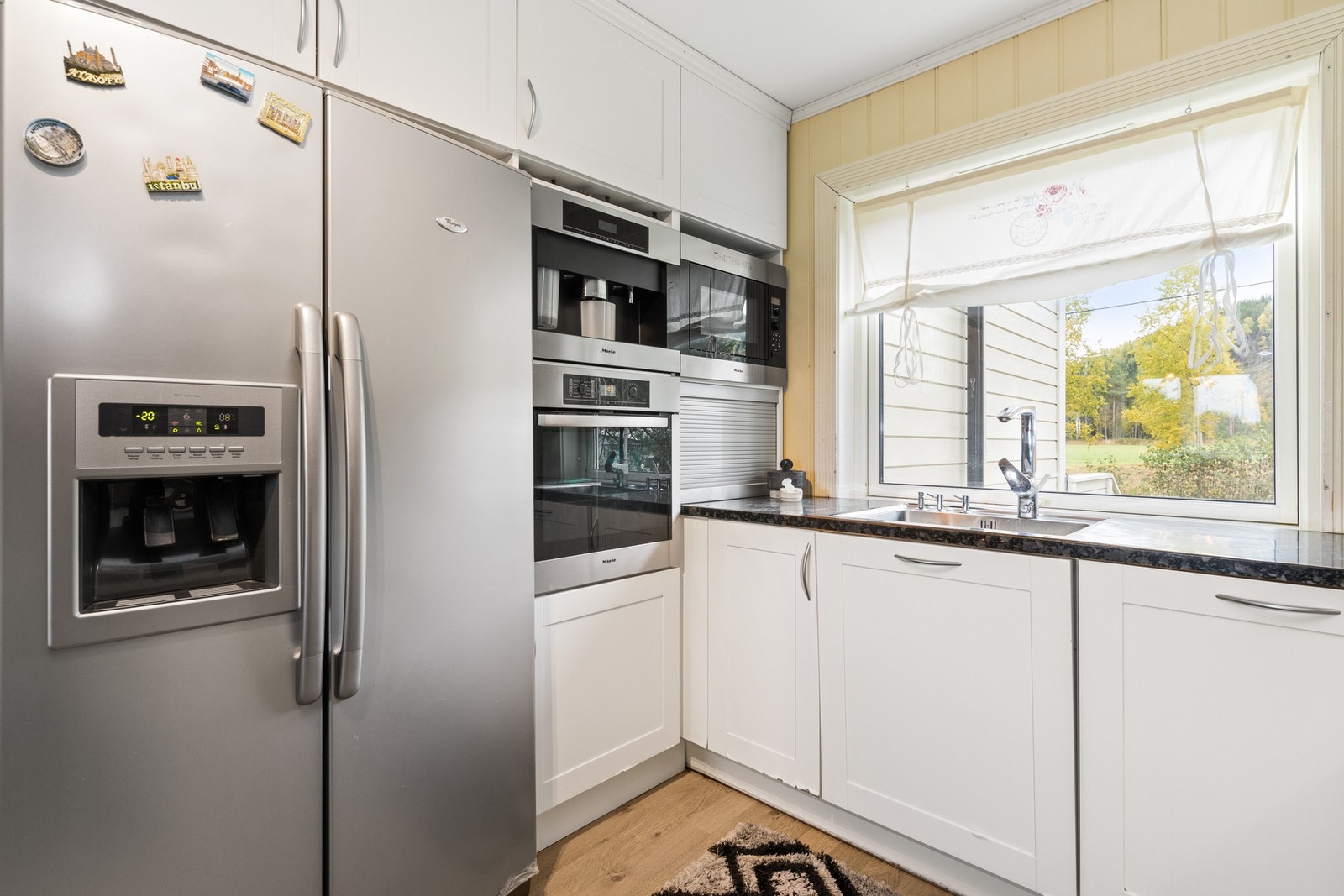 Stor dobbelt-kjøleskap, ovn, mikrobølgeovn og kaffemaskin. Praktisk underlimt vask. Galleribilde