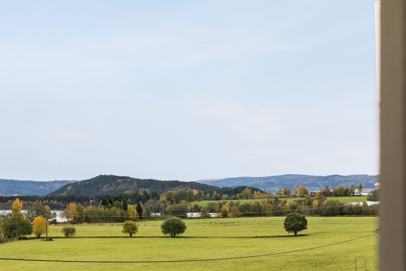 Boligen ligger landlig til, men fortsatt kort veg inn til Selbu sentrum. Galleribilde
