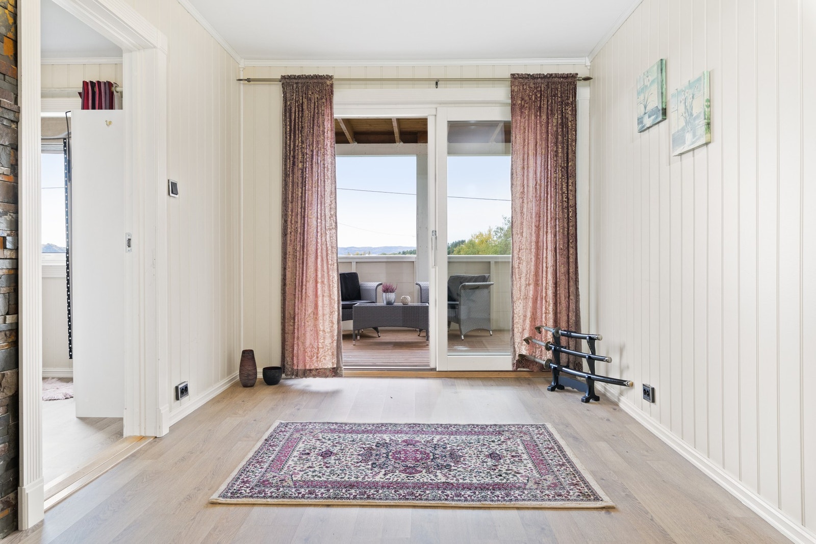 Utgang til veranda fra gang i 2. etasje. Galleribilde