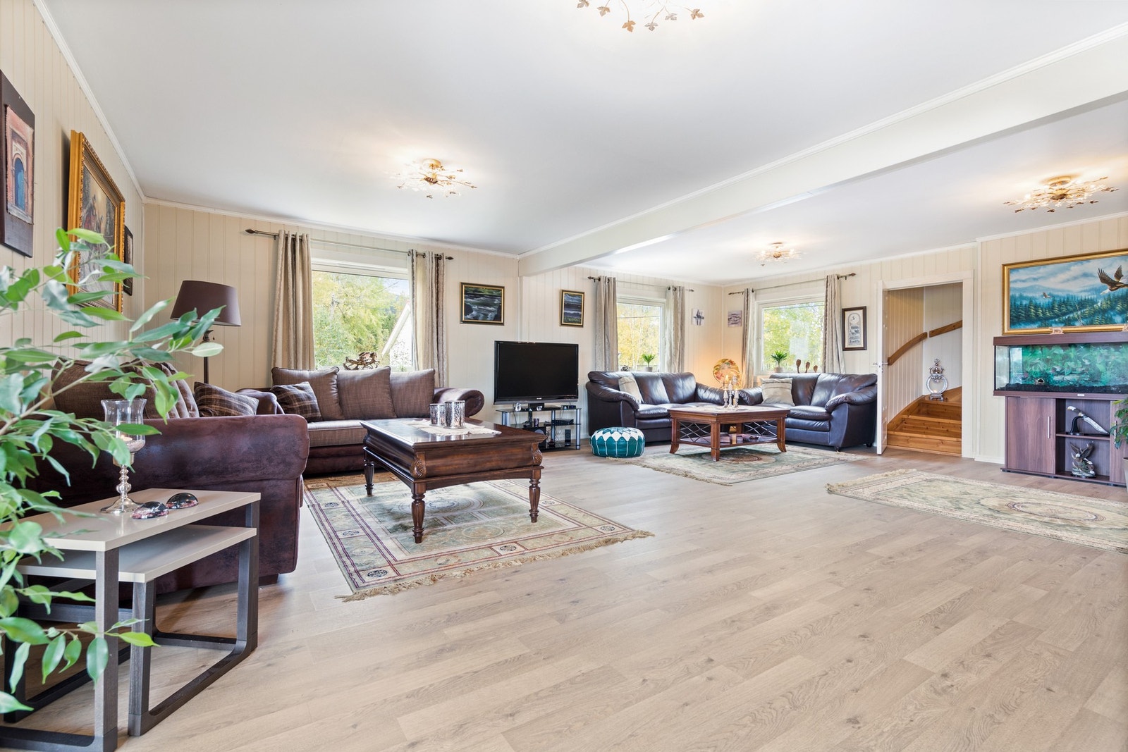 Den store stuen gir mange muligheter for ønsket innredning. Galleribilde