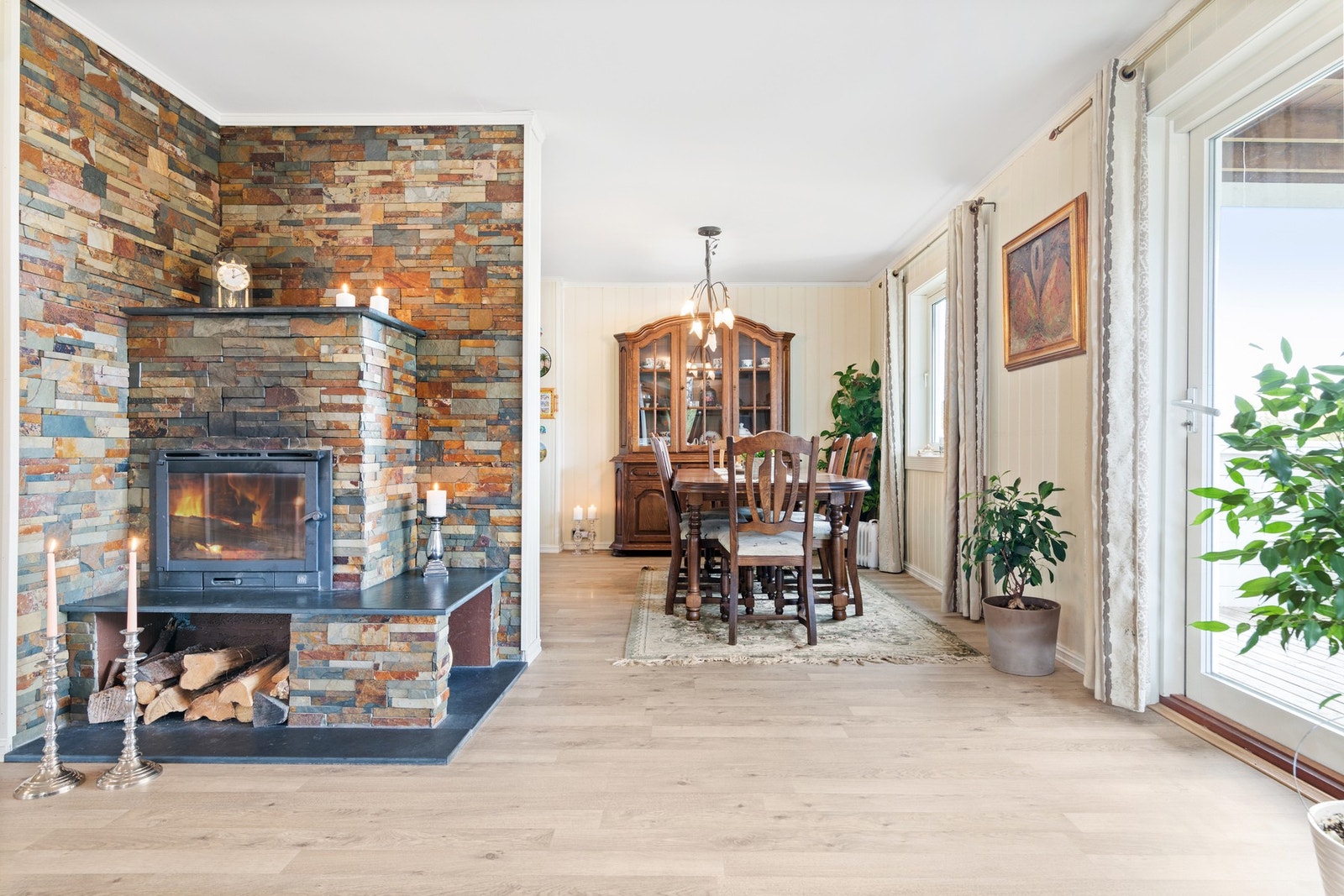 Kjøkkenet og spisestuen er delvis adskilt ved en flott peis. Galleribilde