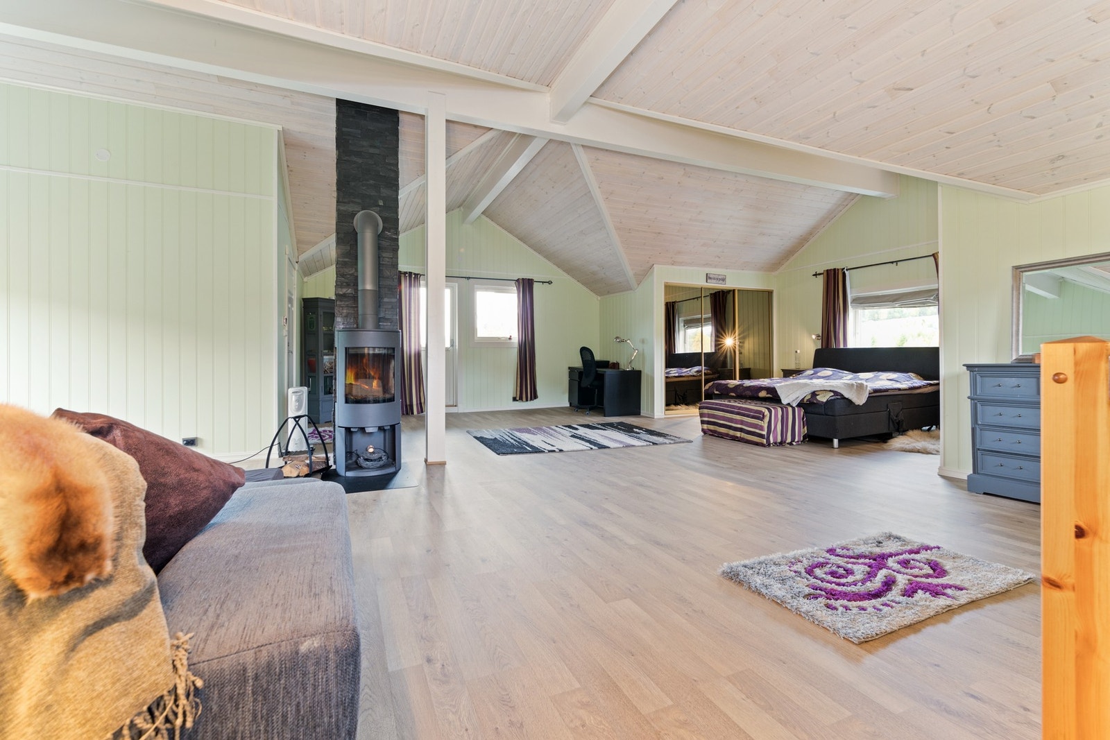 Loftetasjen er innredet som master bedroom med soverom/stue på hele 63 kvm. Tilhørende eget bad og veranda. Galleribilde