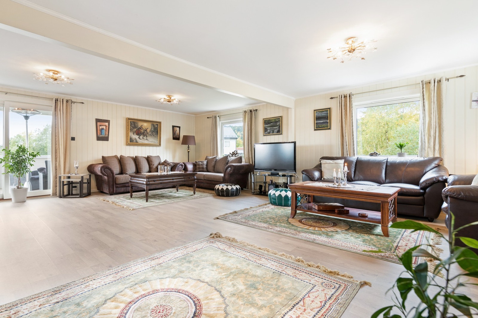 Boligen har en stor stue på hele 60.5 kvm. Galleribilde