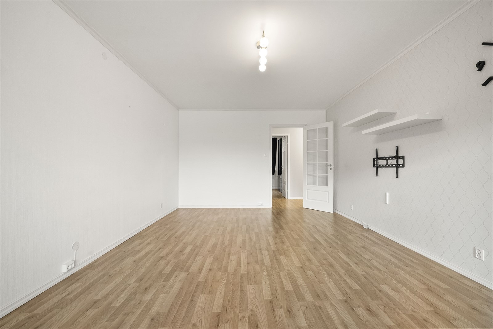 Romsleg stove med plass til fleire sittegrupper Galleribilde