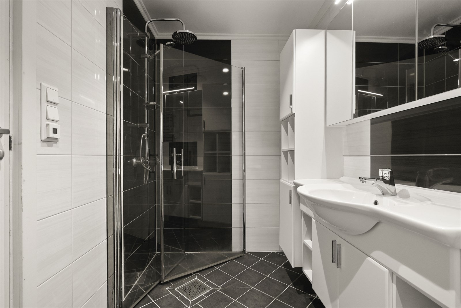 Badet er modernisert og har flislagte golv- og veggoverflater Galleribilde