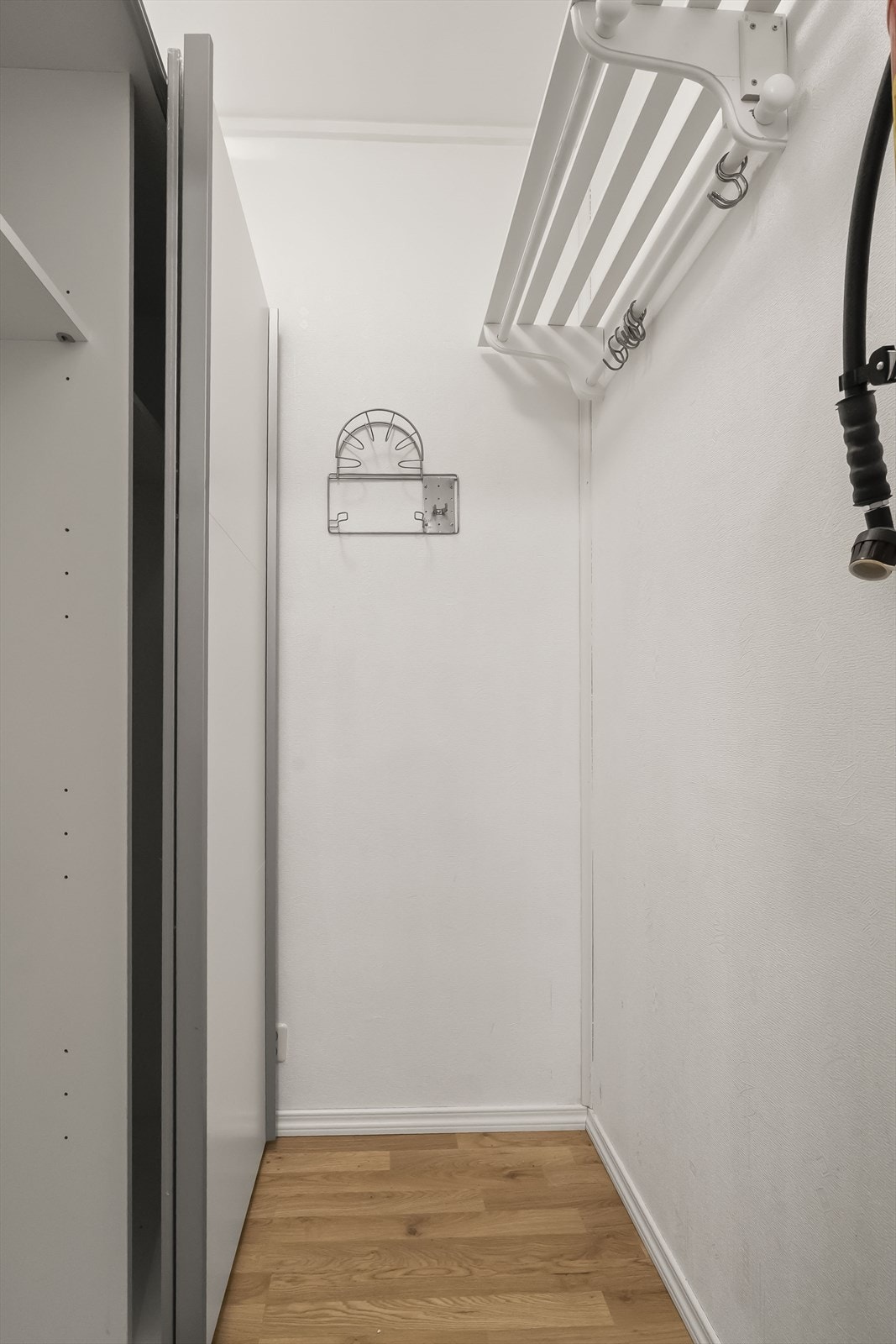 Innvendig bod med skyvedørsgarderobe Galleribilde