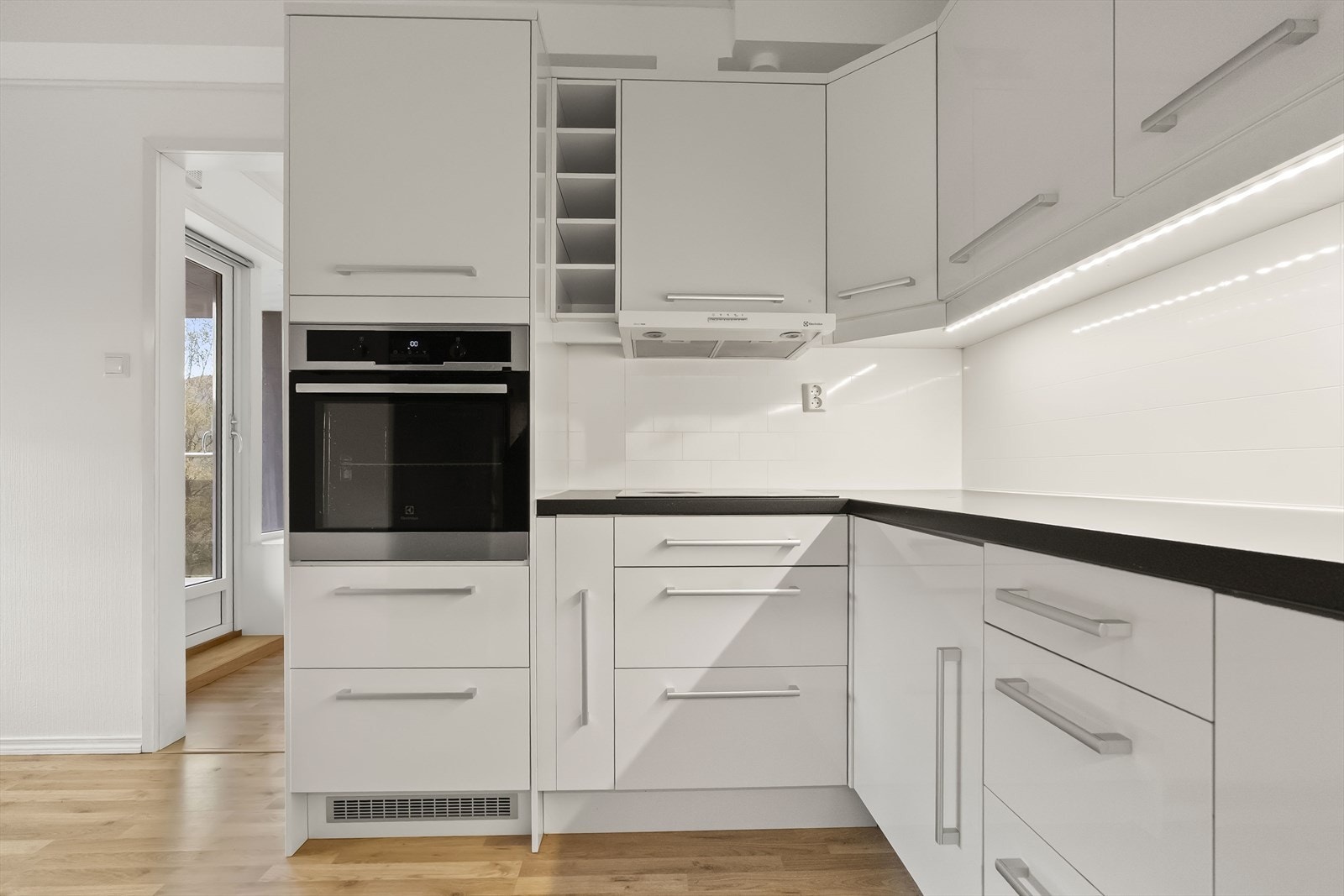 Kjøkkenet har ein romsleg innredning med mykje skap-plass Galleribilde