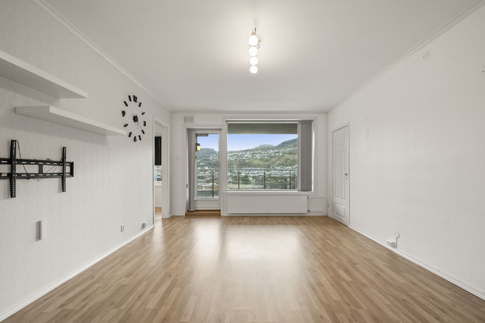 Fra stova er det utgang til sørvendt balkong Galleribilde