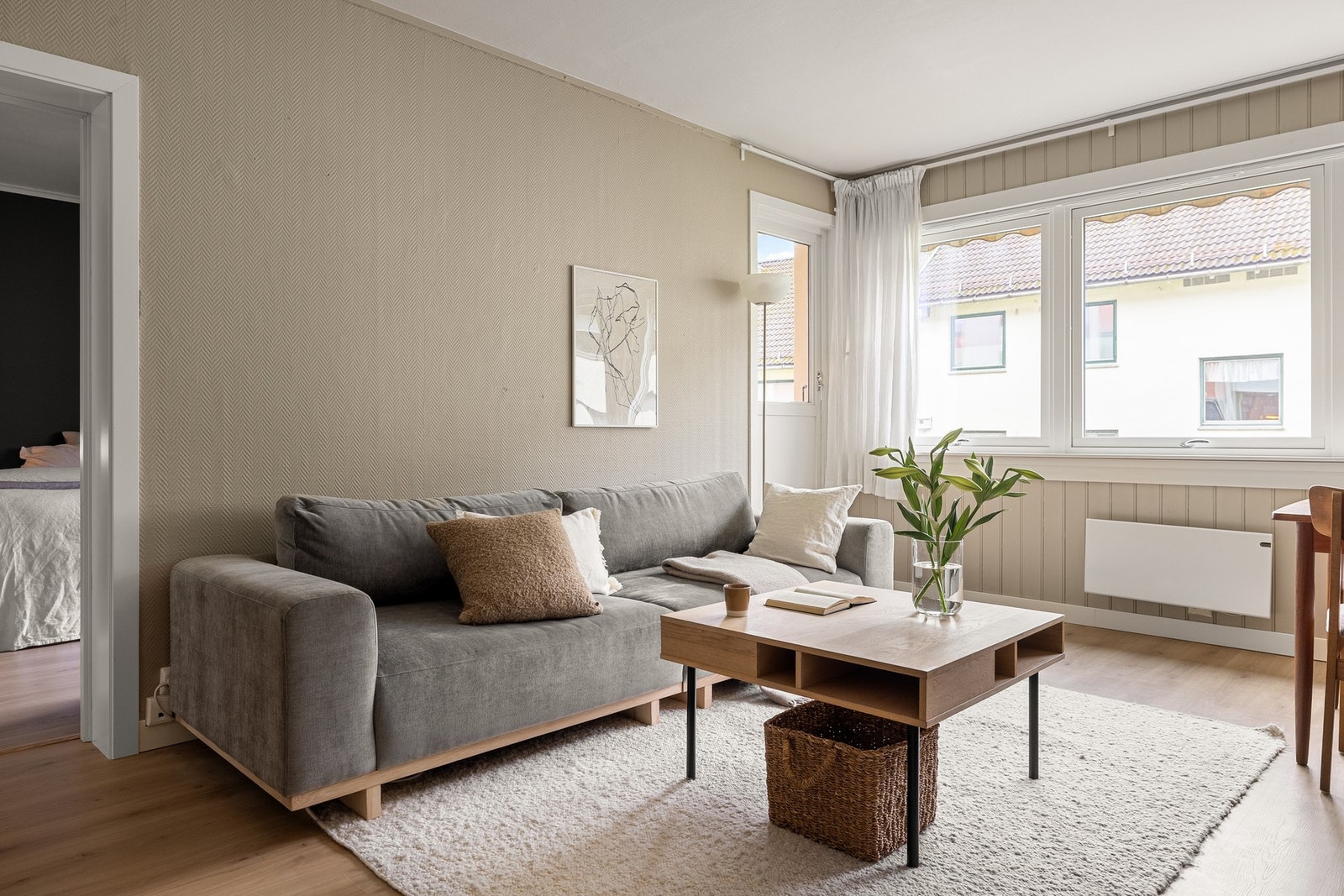 Fra stuen er det utgang til en balkong med gode solforhold, og på sommerstid kan man nyte solen hele dagen. Galleribilde