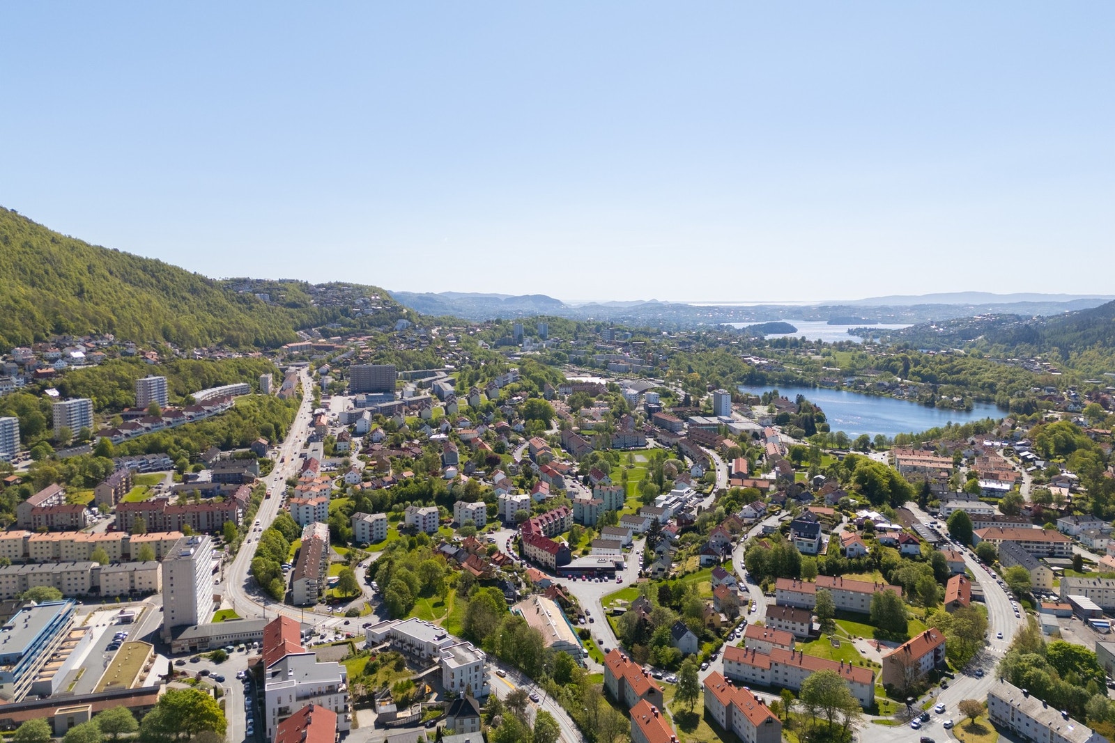 Det er kort gange gjennom Christieparken og langs Brann Stadion til Høgskulen på Vestlandet (HVL), hvor ca. 7 200 studenter holder til. Det er også godt å vite at det ikke er lange strekningen til verken skole eller barnehage. Innen kort gangavstand har m Galleribilde