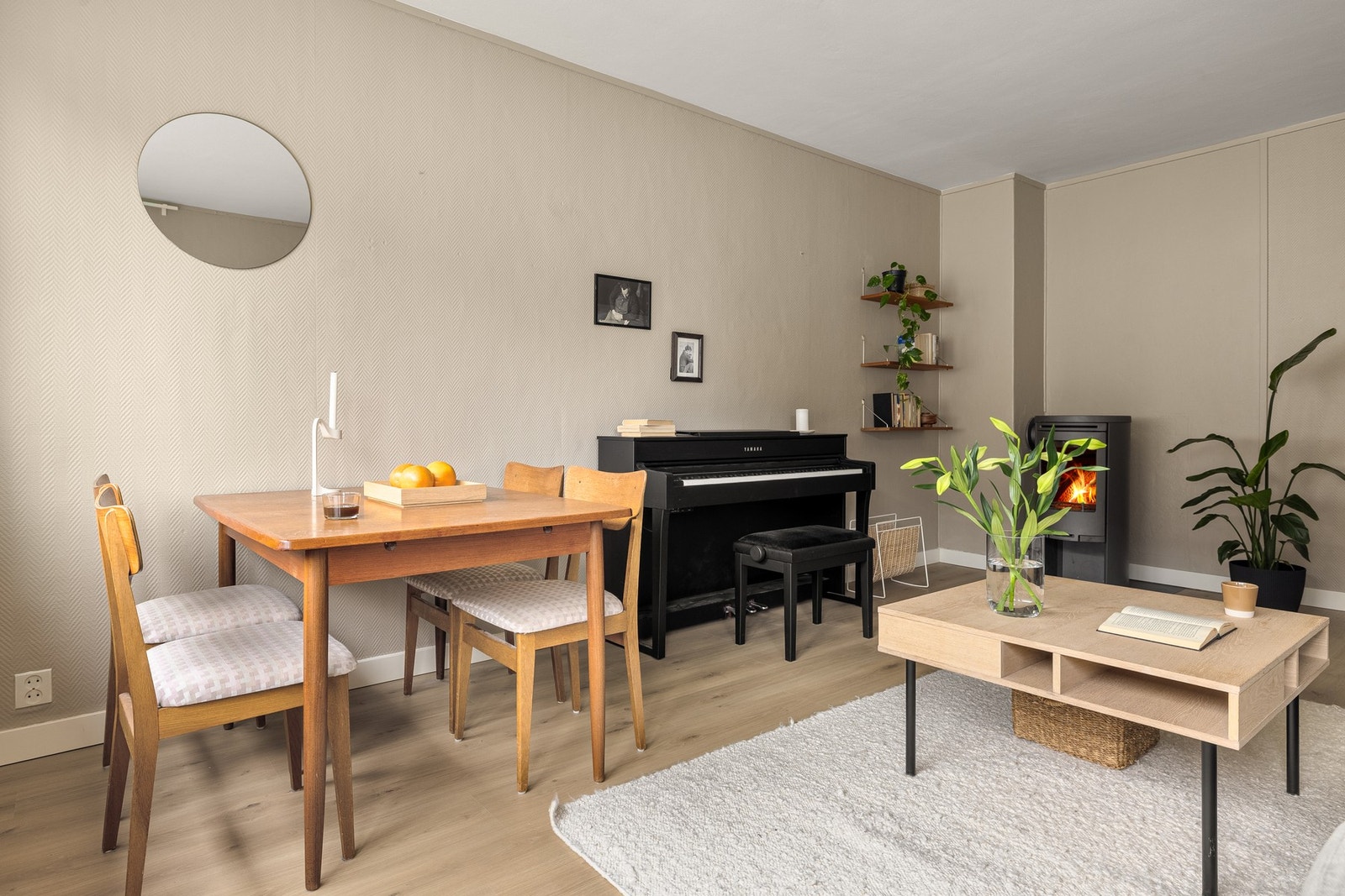 Peisovnen gir både varme og en ekstra koselig stemning - perfekt for kalde kvelder. Galleribilde