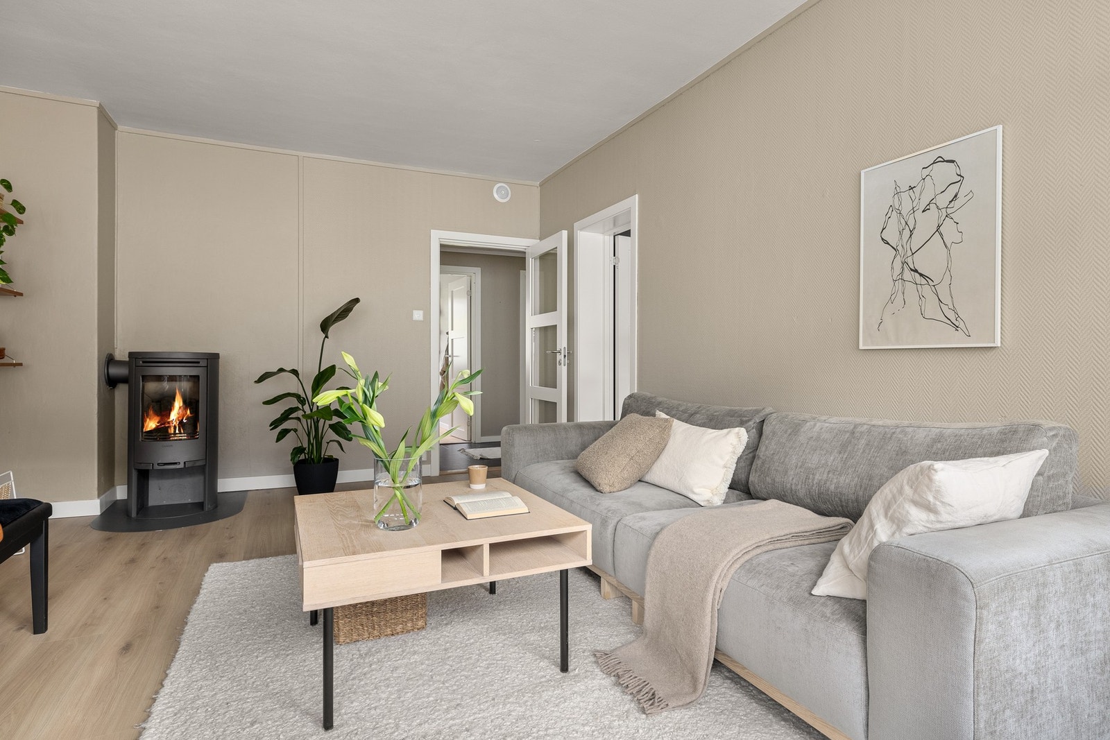Det er god plass til diverse møblement, som blant annet stort spisebord, sofakrok og øvrig innredning etter ønske. Galleribilde