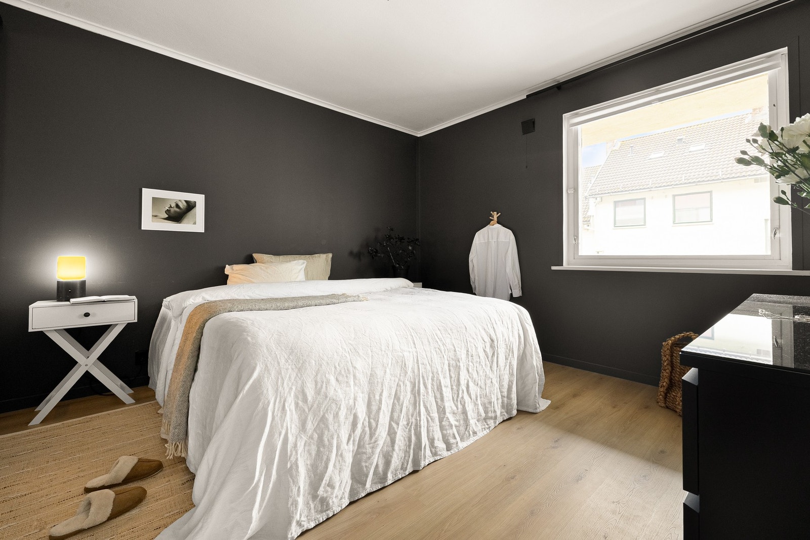 Romslig hovedsoverom på ca. 15 kvm med laminat på gulv, slette malte vegger og himling. Galleribilde
