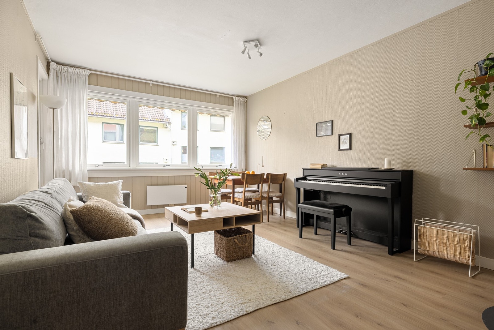 Lys og romslig stue på 20 kvm med laminatgulv, malt strie på veggene og slett, malt himling. Store vinduer slipper inn rikelig med naturlig lys. Galleribilde