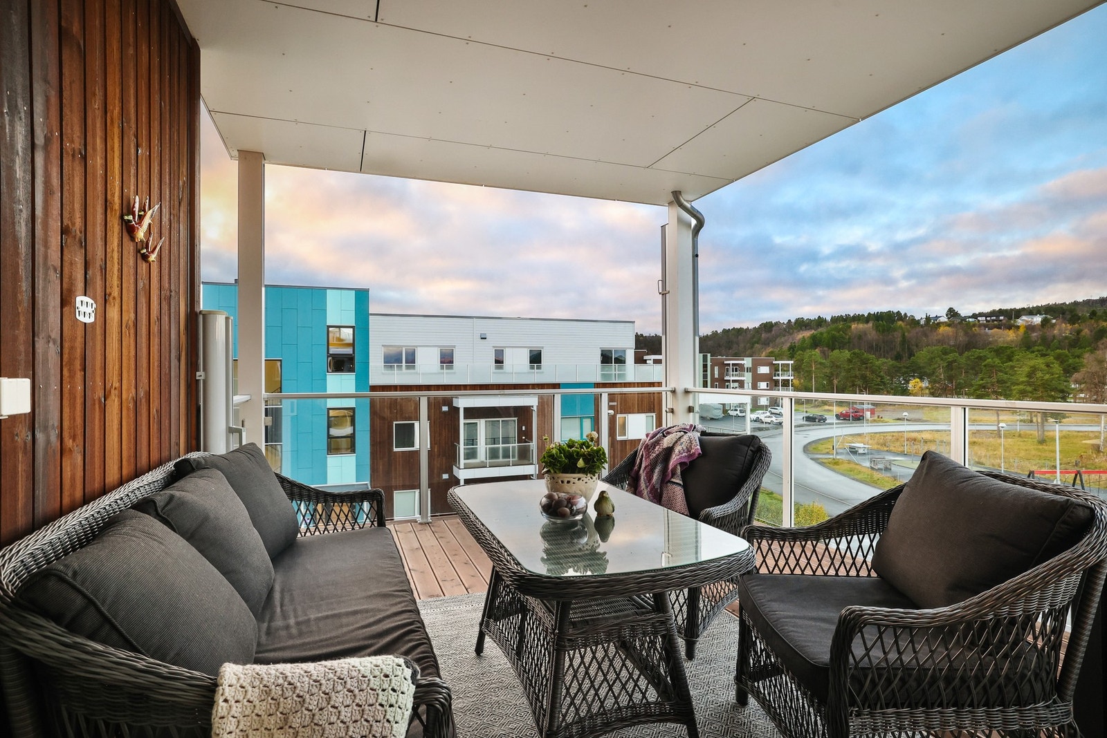 Balkongen vender mot sør, noe som sørger for sol fra morgen til kveld. Galleribilde