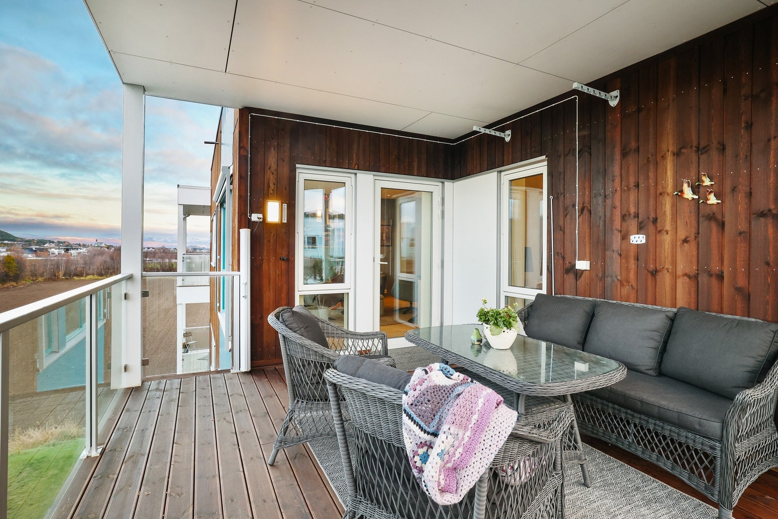 Stor, solrik balkong under tak. Perfekt for både morgenkaffen og hyggelige kvelder! Galleribilde