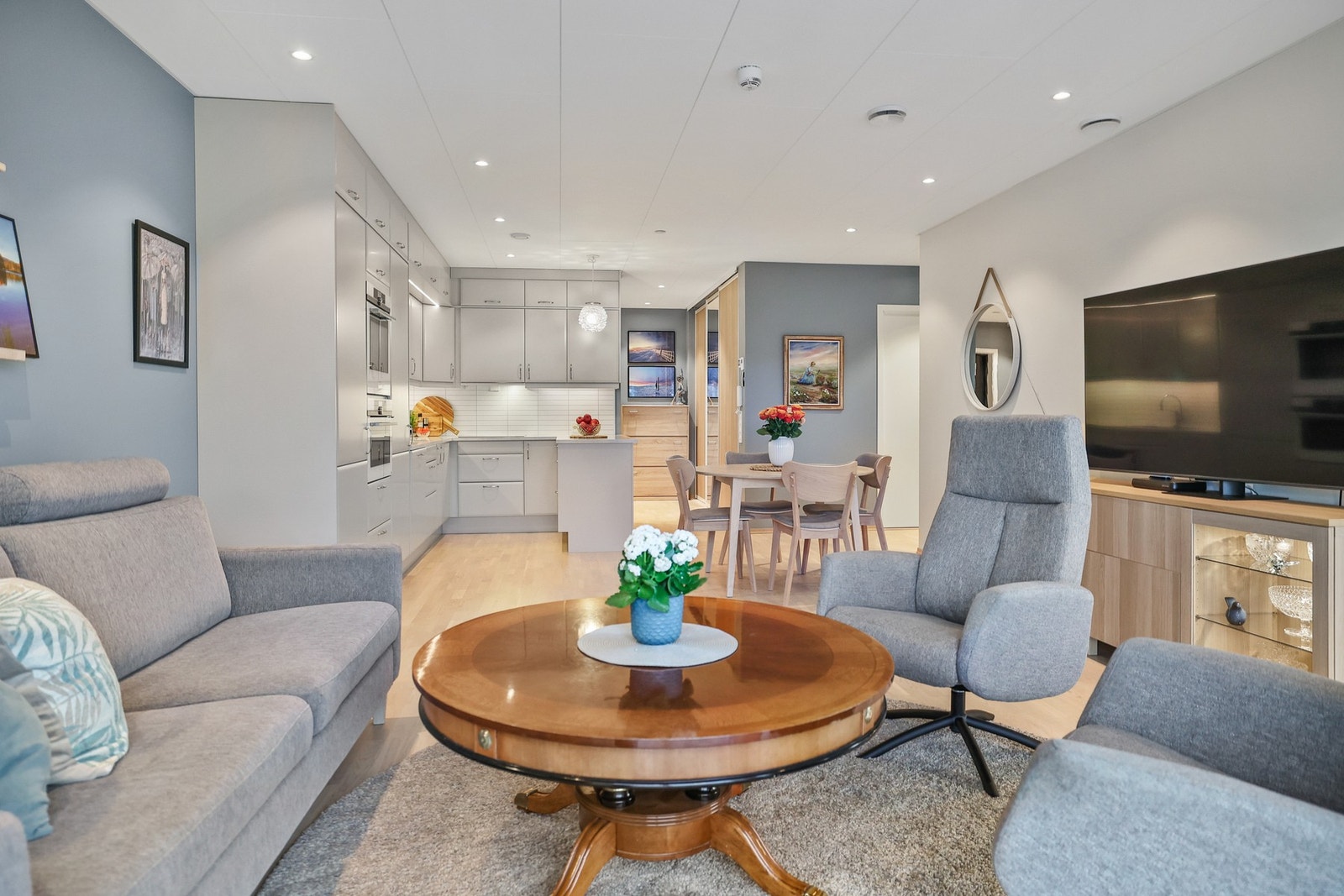 Leiligheten har vannbåren varme i stue, kjøkken, gang og bad, samt balansert ventilasjon. Galleribilde