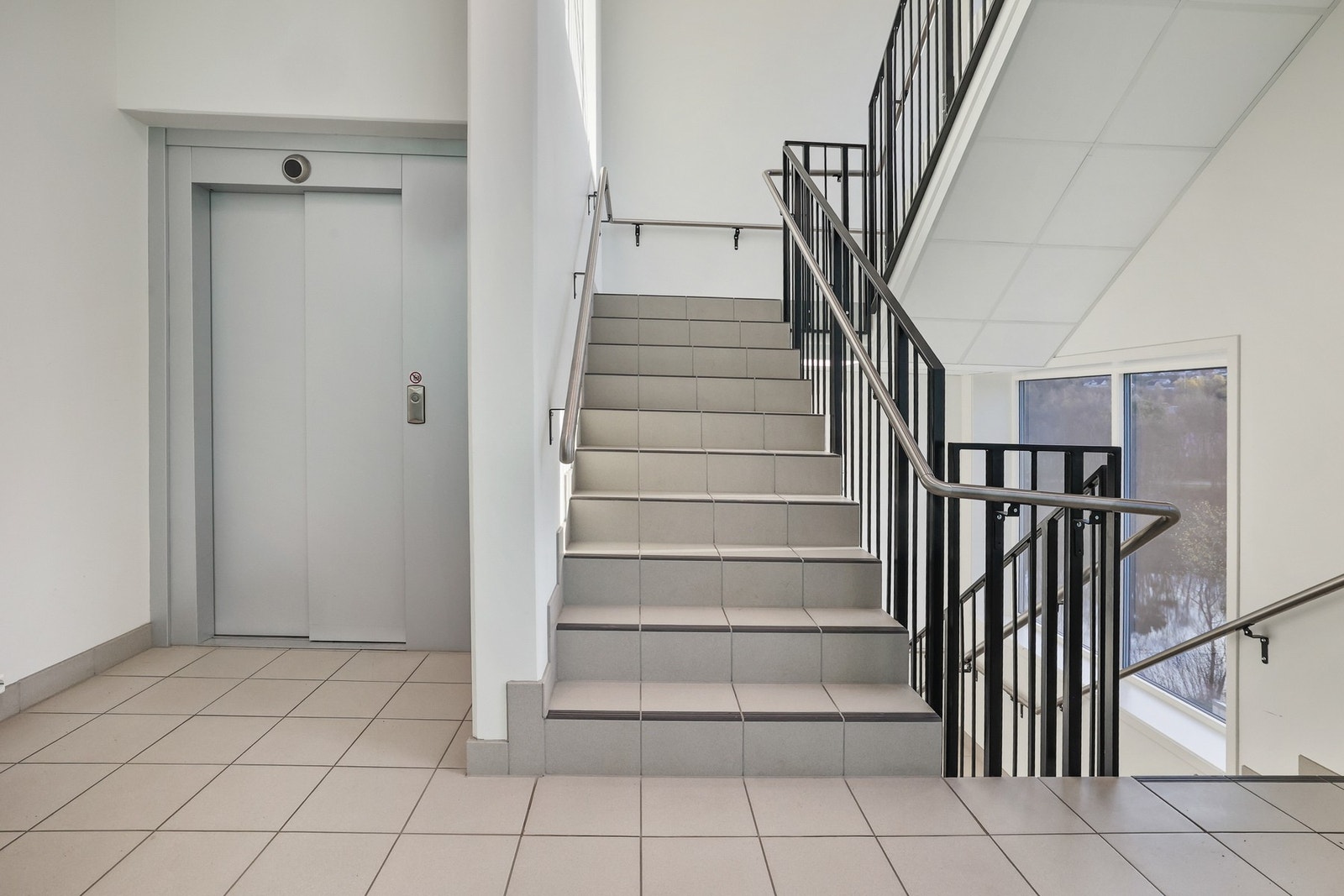 Heis til utgang og parkeringskjeller. Galleribilde