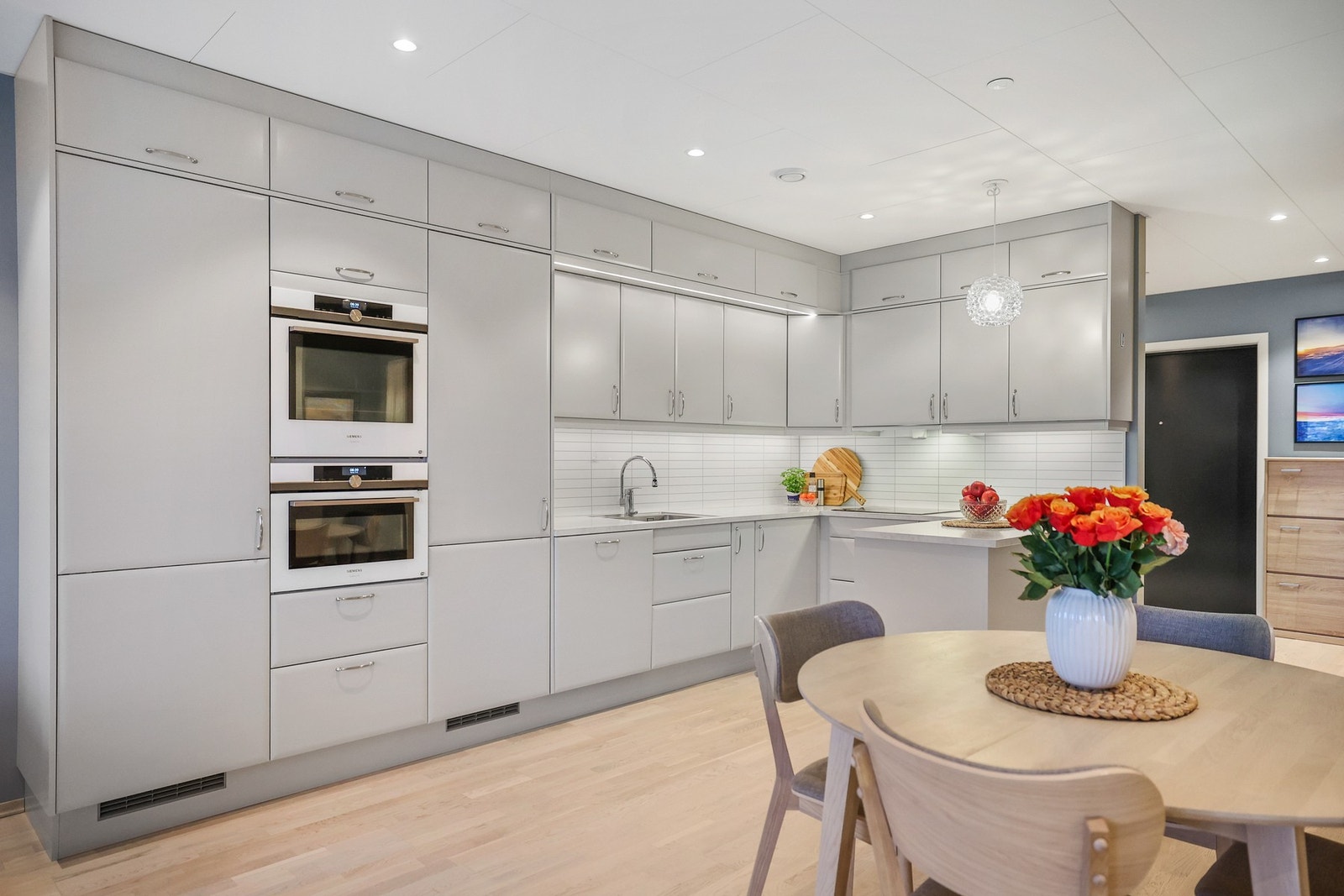 Det oppgraderte kjøkkenet har kombidampovn og stekeovn. Det er godt med skap- og benkeplass. Galleribilde