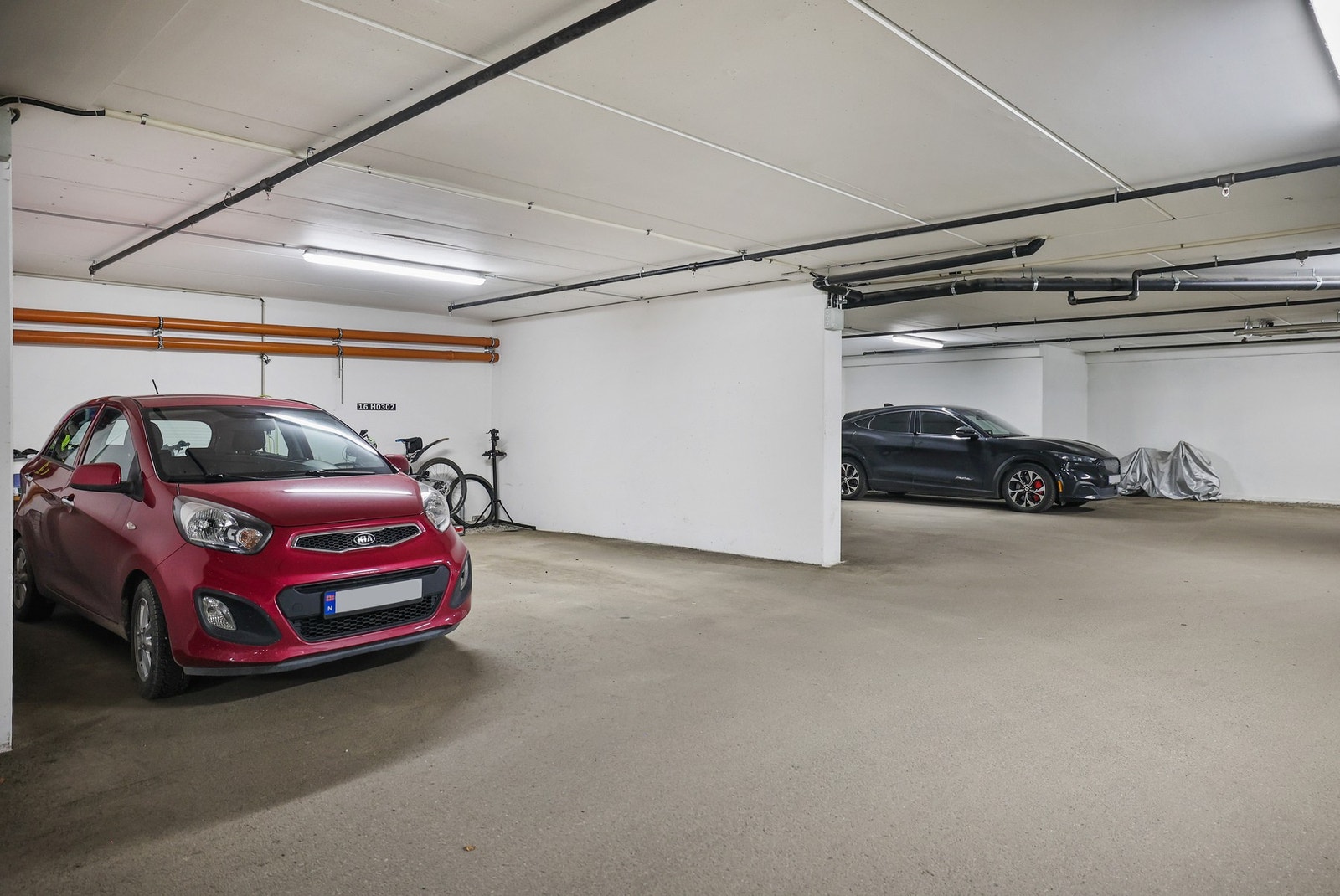 Det medfølger parkeringsplasser i garasjeanlegg med en elbillader. Galleribilde