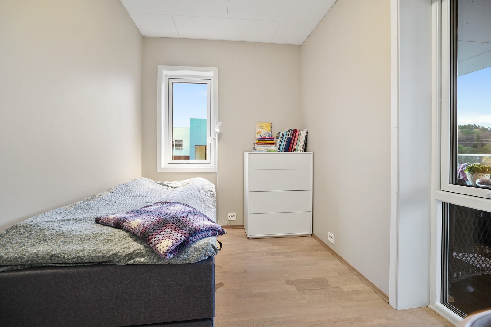 Soverom 2 er nylig malt i fargen "sand". Galleribilde