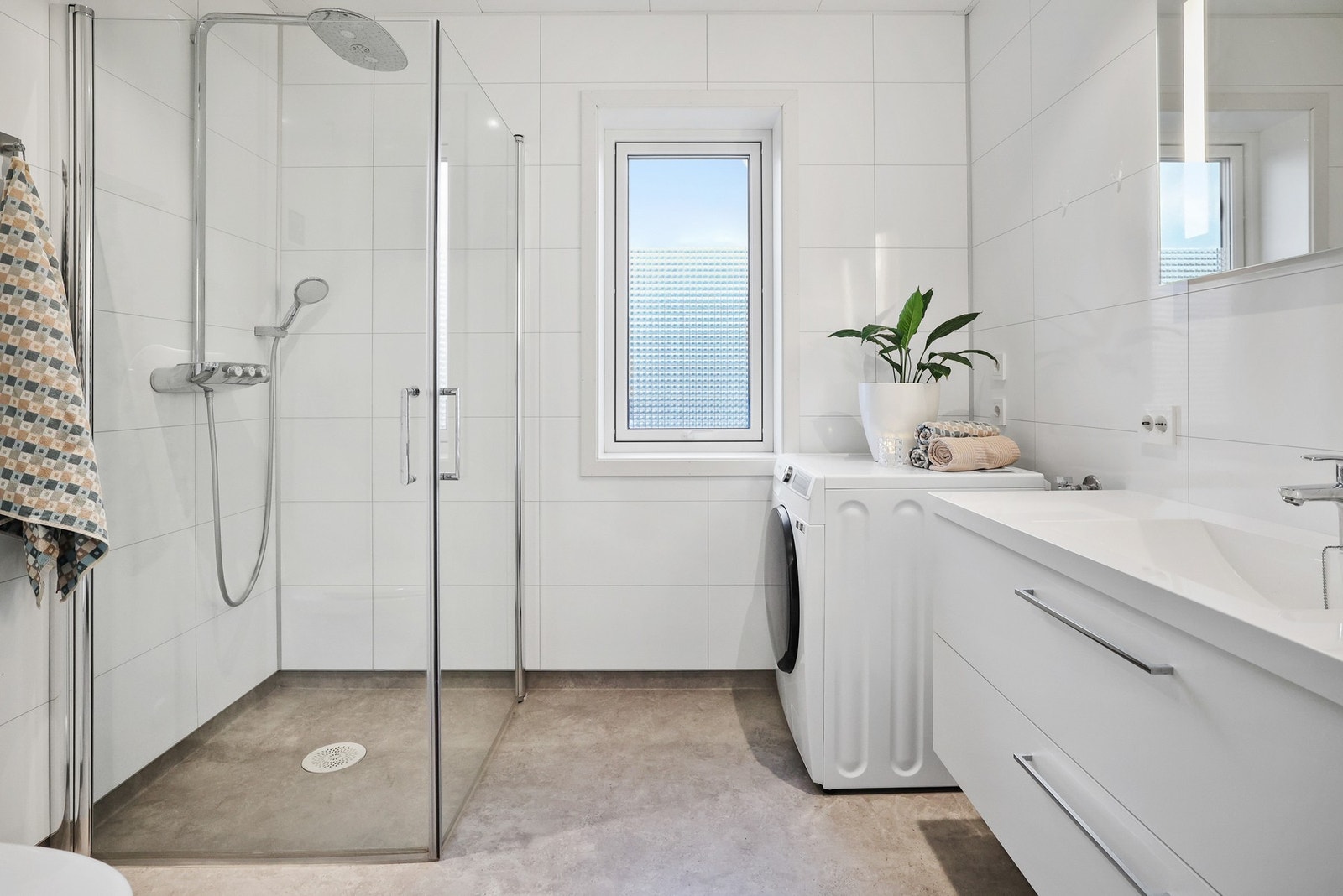 Stilrent bad med våtromsplater på vegger og vinylbellegg på gulv. Galleribilde