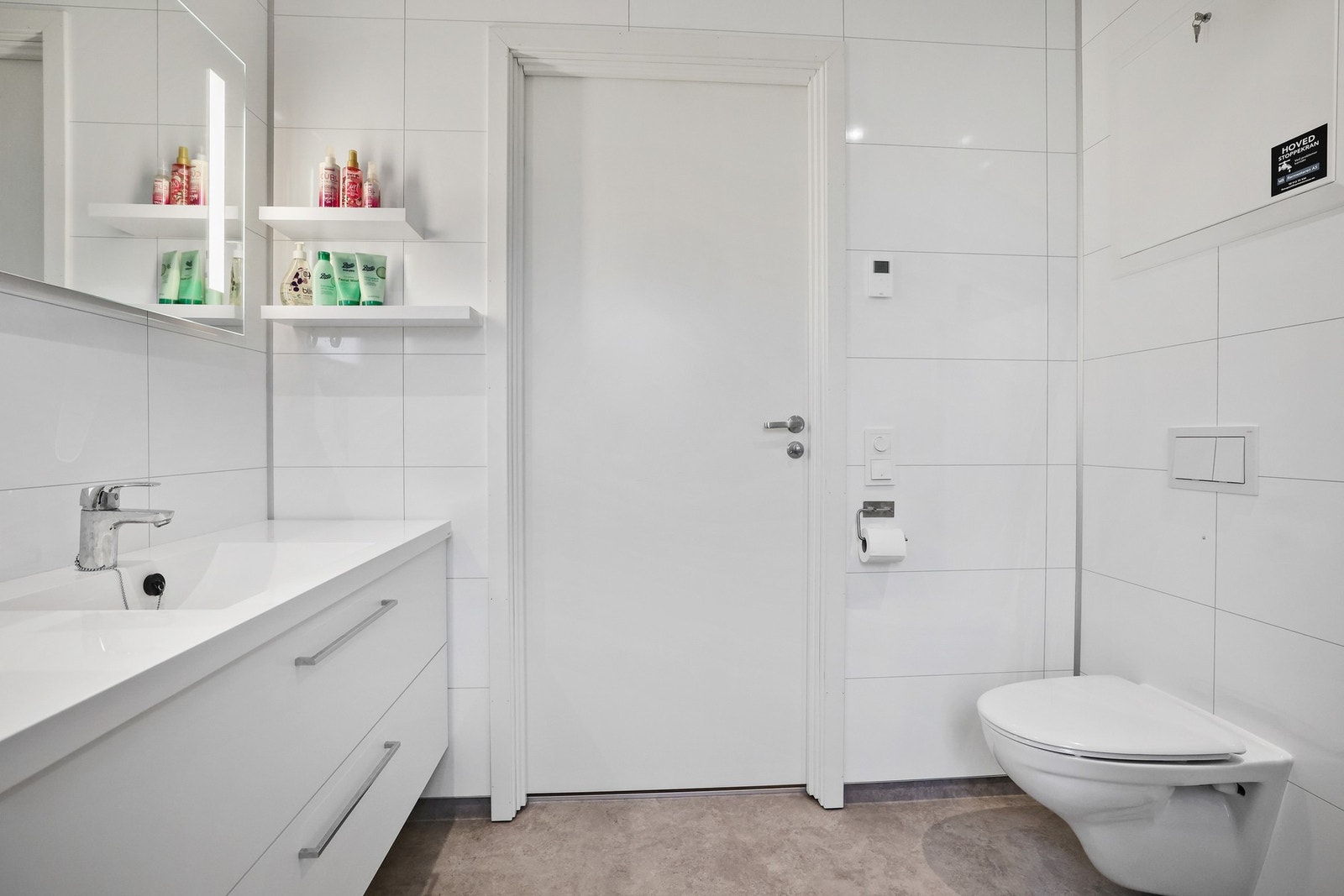 Det er spotter i tak og gulvvarme. Galleribilde