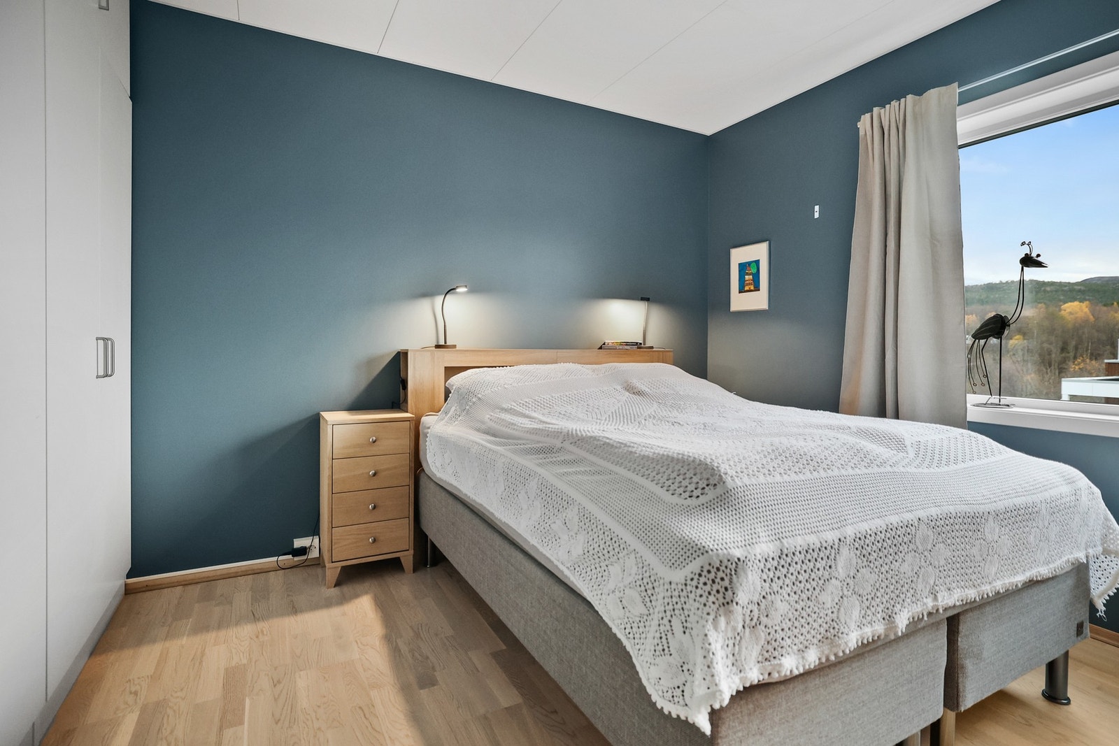 Hovedsoverommet har god plass til dobbeltseng, garderobeskap og tilbehør. Galleribilde