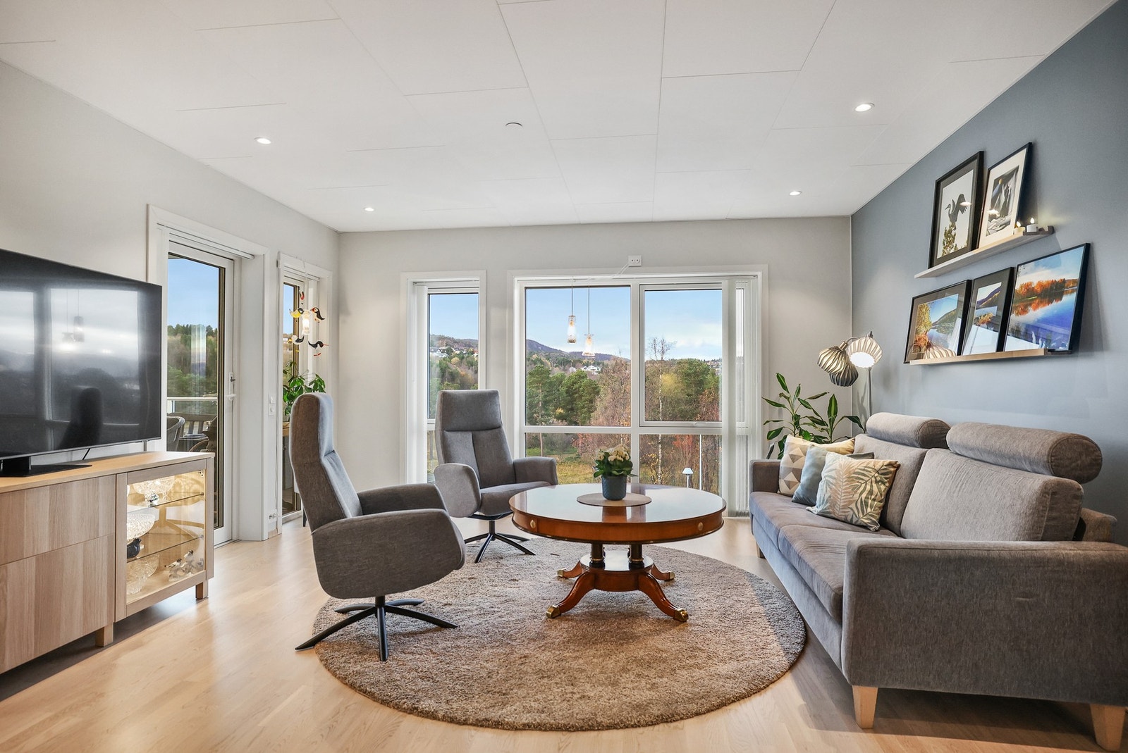 Boligen har en god beliggenhet i byggets 3. etasje og leiligheten strekker seg over 77 m². Galleribilde