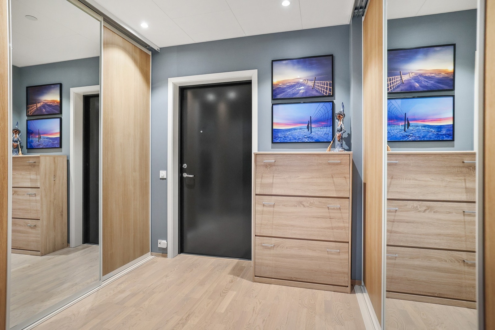 Entre med skyvedørsgarderobe på begge sider. God oppbevaringsplass. Galleribilde