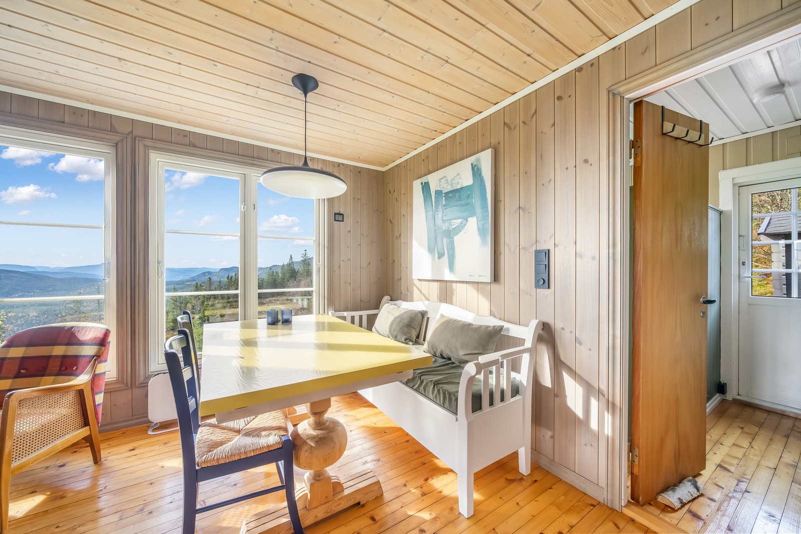 Spisebordet er i dag plassert ved disse store vinduene som slipper inn både utsikt og lys. Galleribilde