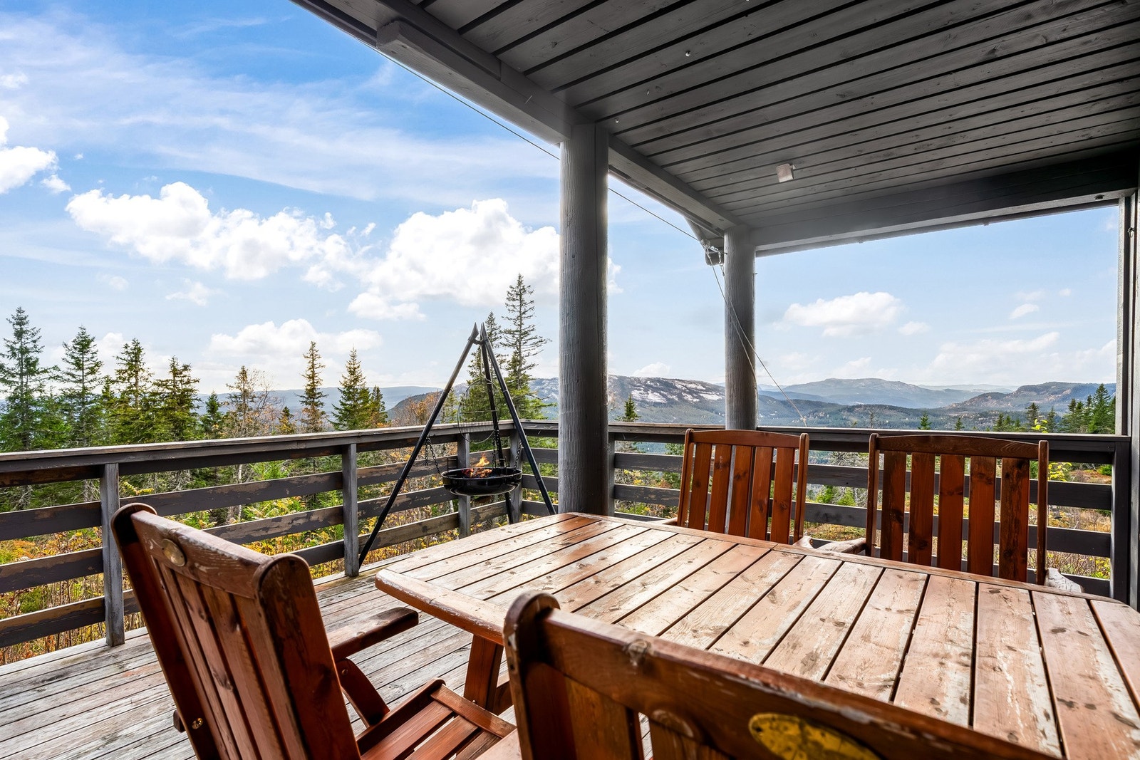 Terrasse med god plass til utemøbler. Galleribilde