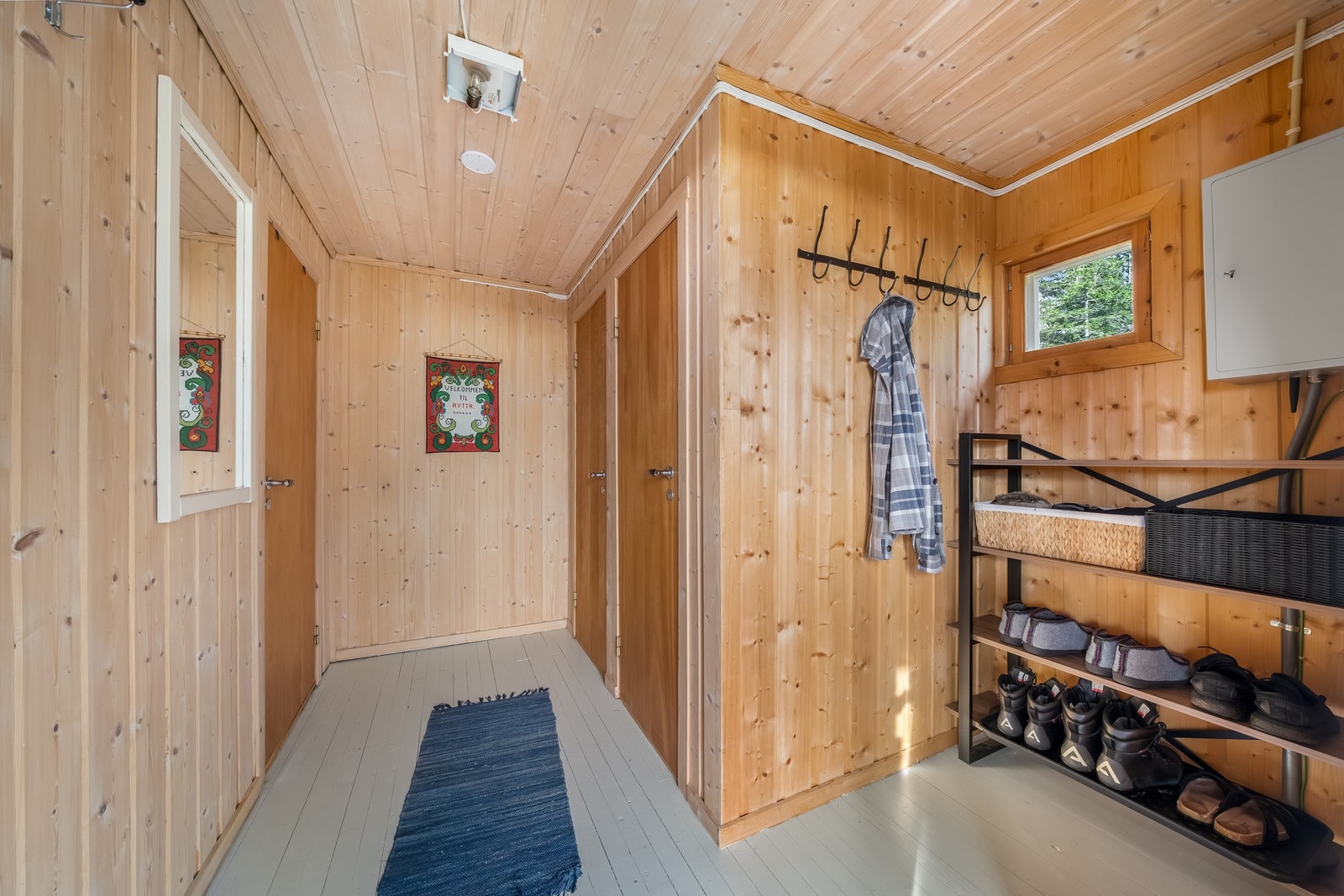 Gang med plass til å henge fra seg yttertøy. Galleribilde