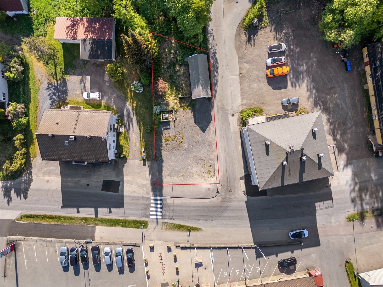 Illustrerte tomtegrenser merket med røde linjer. Dette er et ca. areal og avvik vil kunne forekomme. Se vedlagt matrikkelkart for mer nøyaktige grenser. Galleribilde
