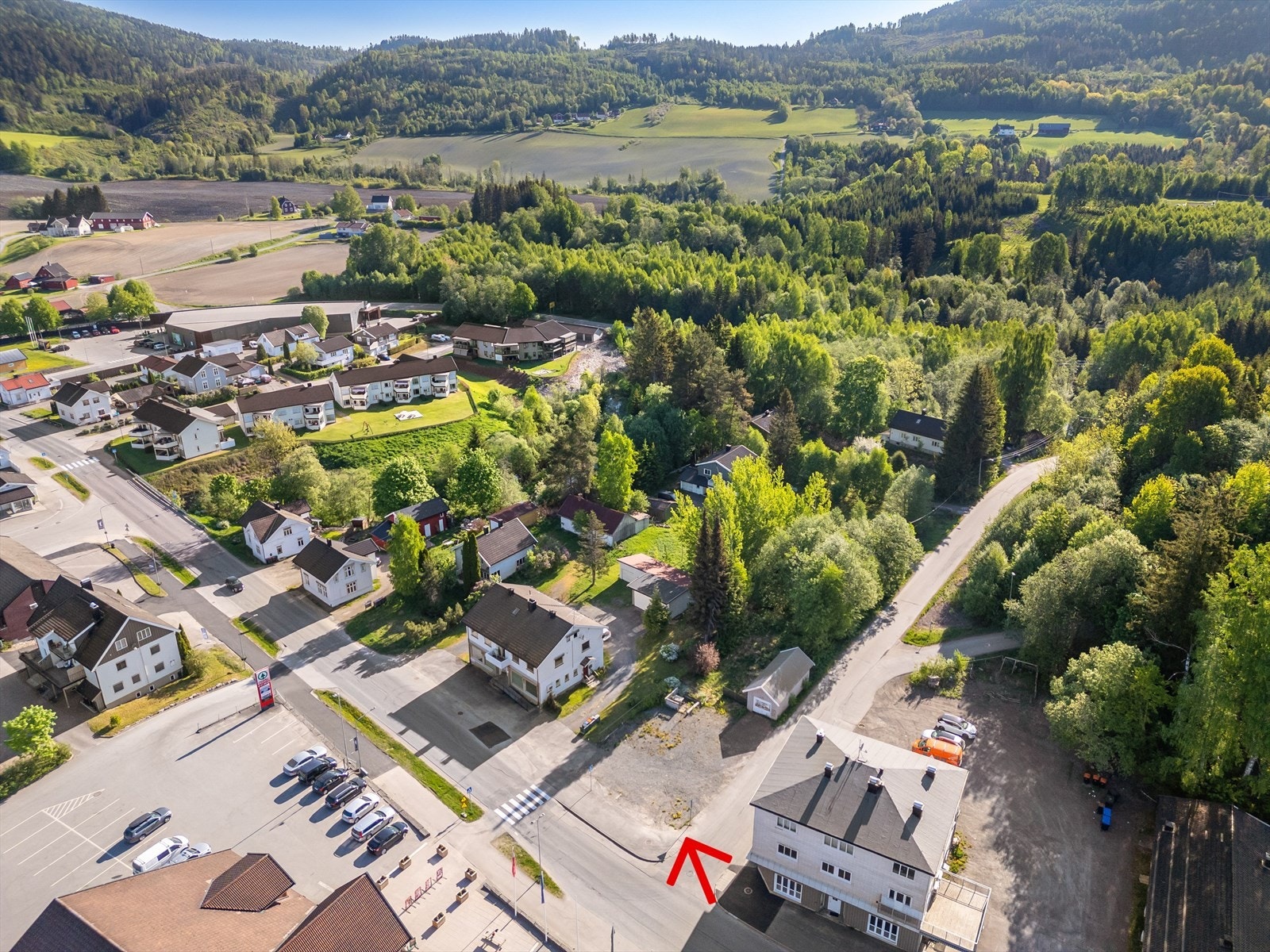 Tomten ligger attraktivt til med gode solforhold. Galleribilde