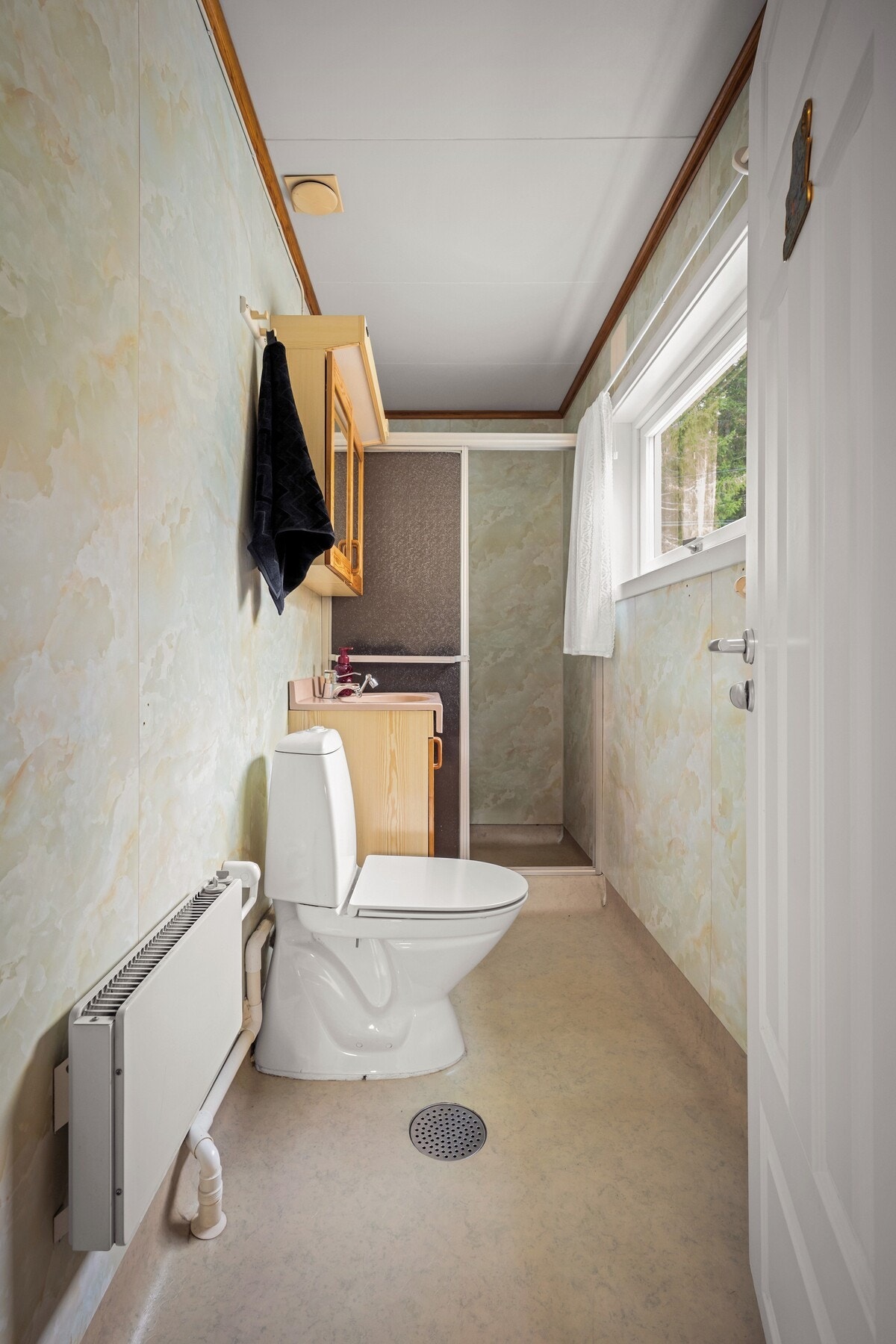 Eldre baderom som fungerer, men har oppussingsbehov Galleribilde