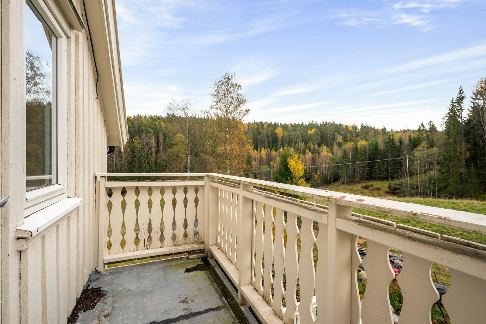 Hyggelig frokostbalkong med utgang fra hovedsoverom Galleribilde