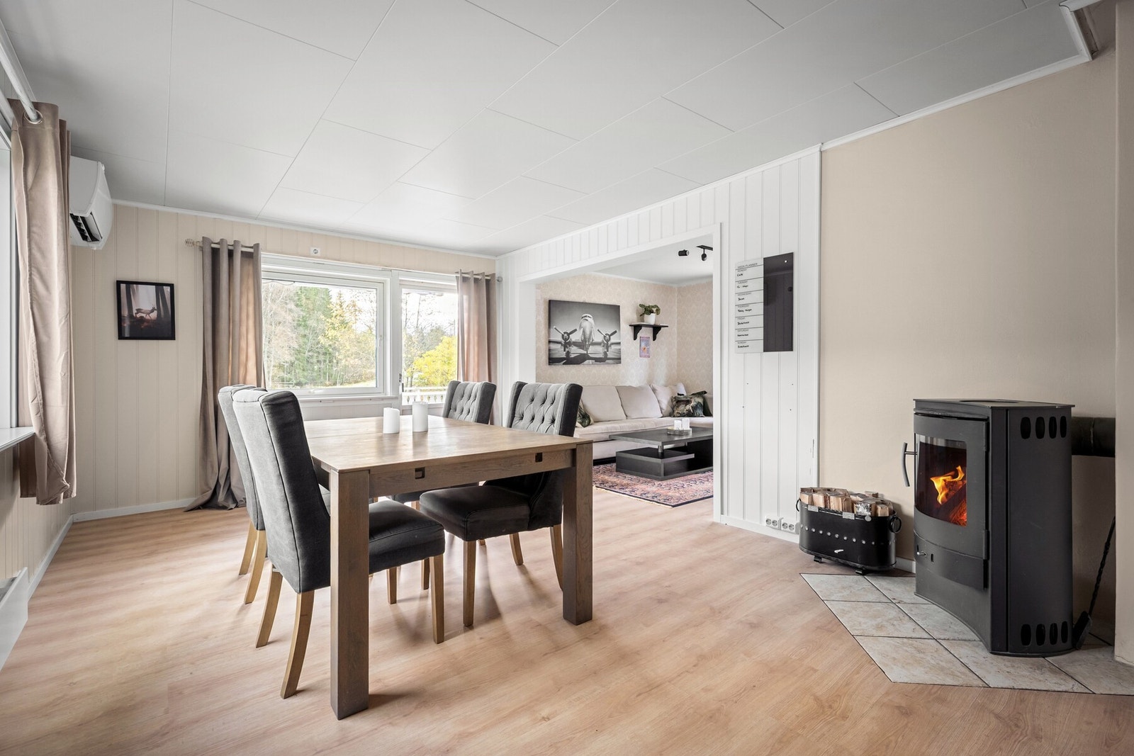 Stuen varmes effektivt opp med varmepumpe, og har i tillegg en koselig peis Galleribilde