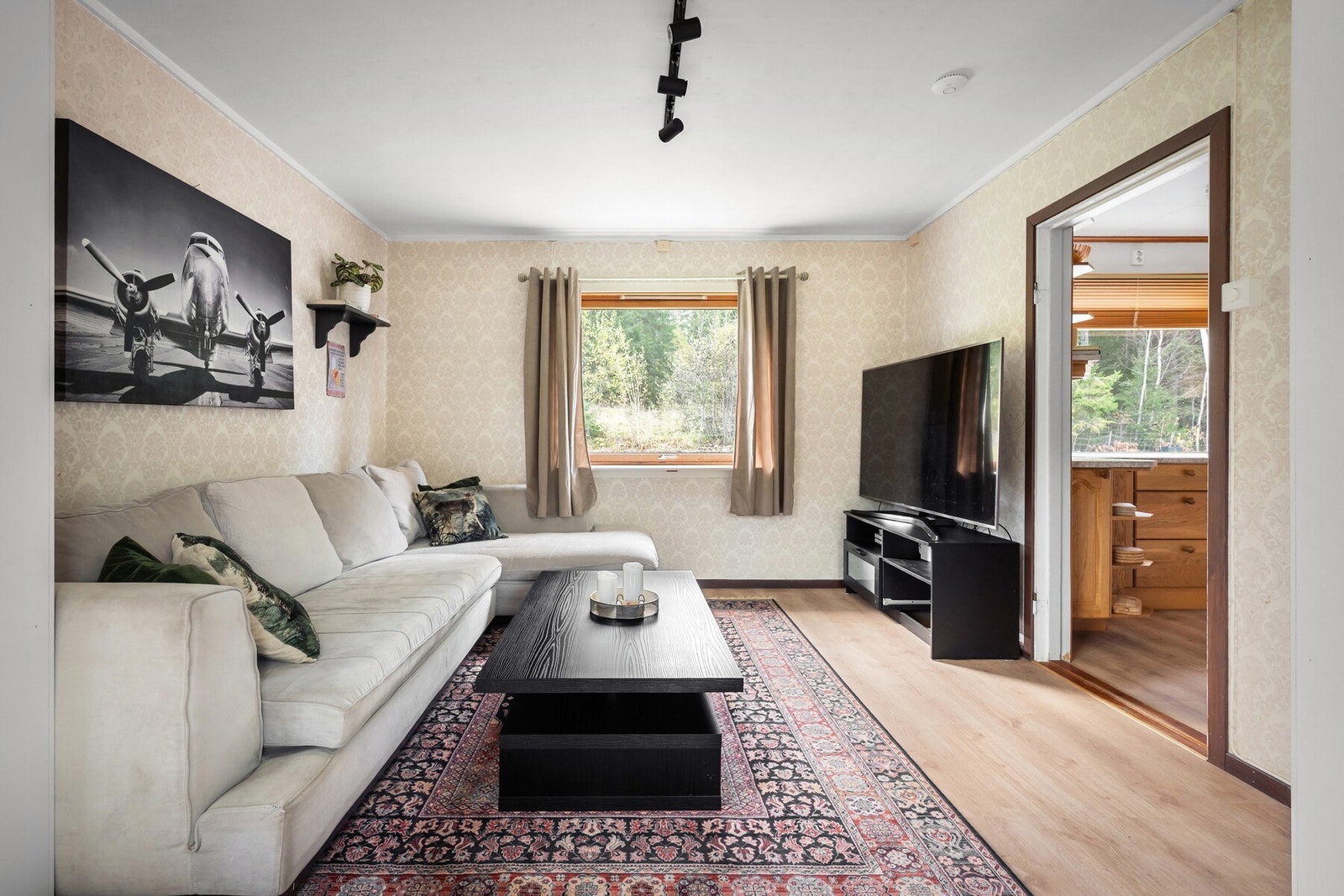 Godt med plass for romslig sittegruppe og mediemøbler Galleribilde