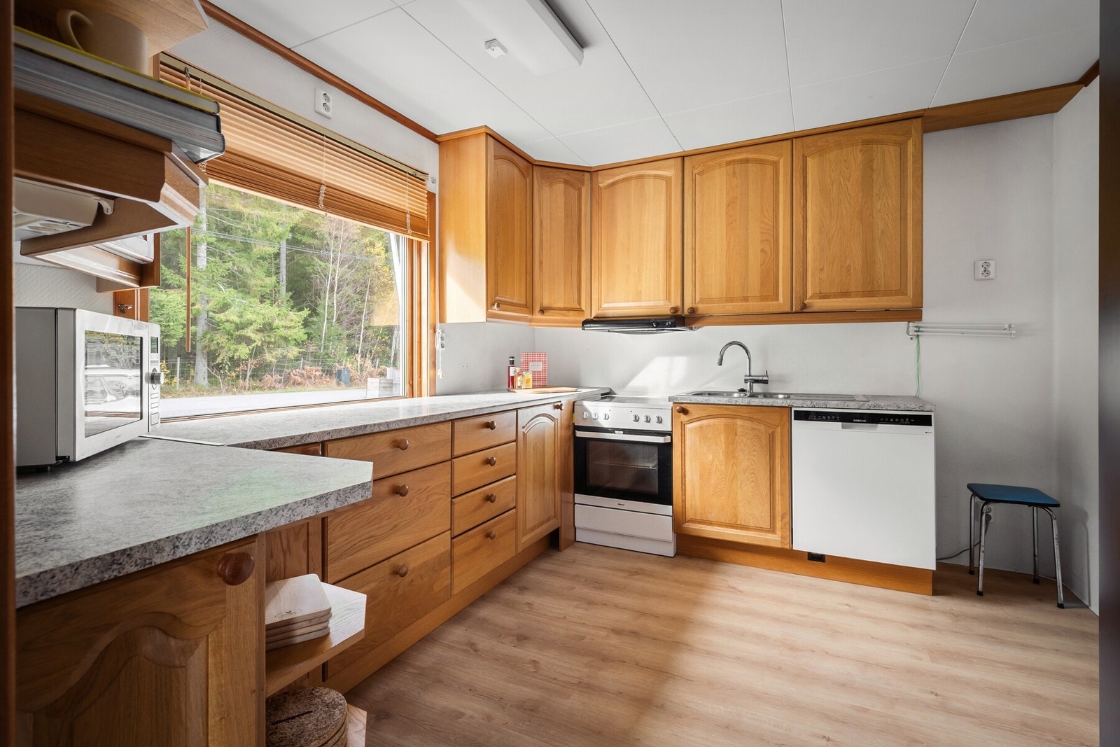 Stort og romslig kjøkken med masse skap og benkeplass Galleribilde